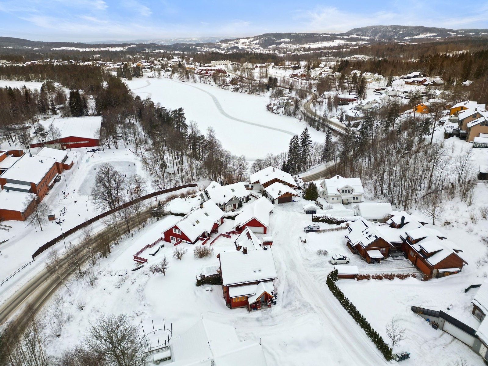 Flott beliggenhet på høydedrag med utsikt over Svinesjøen og gode solforhold. Galleribilde