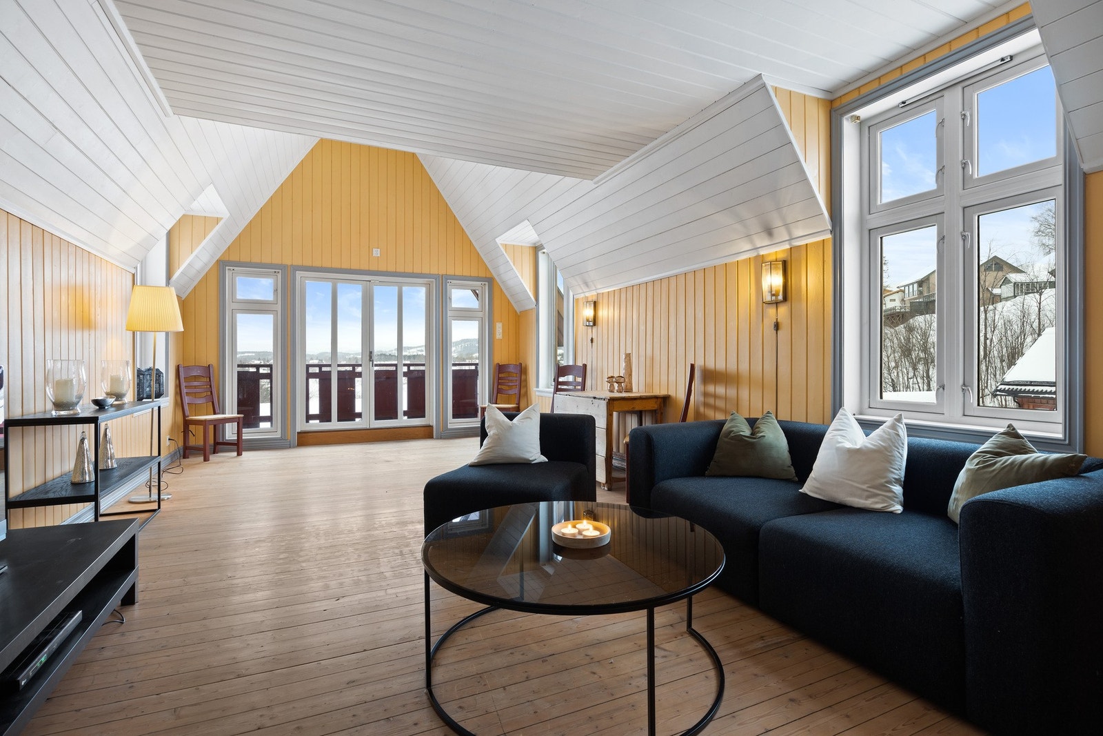 Stor loftstue/soverom i andre etasje med god plass til sofagruppe og god takhøyde. Galleribilde