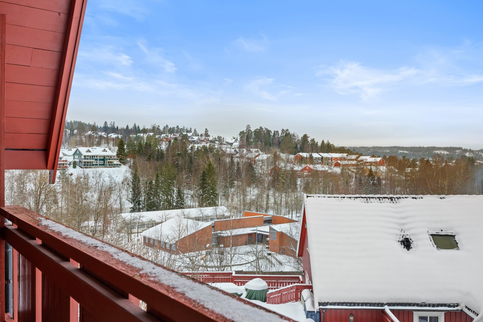 Utgang tilbalkong med fin utsikt fra loftstuen. Galleribilde