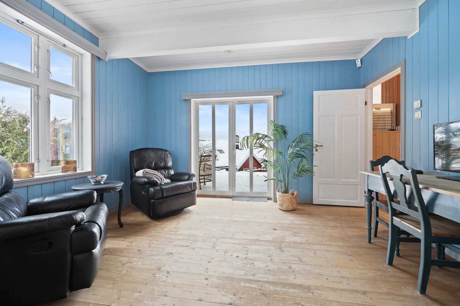 Utgang til terrasse og hage fra spisestuen. Galleribilde