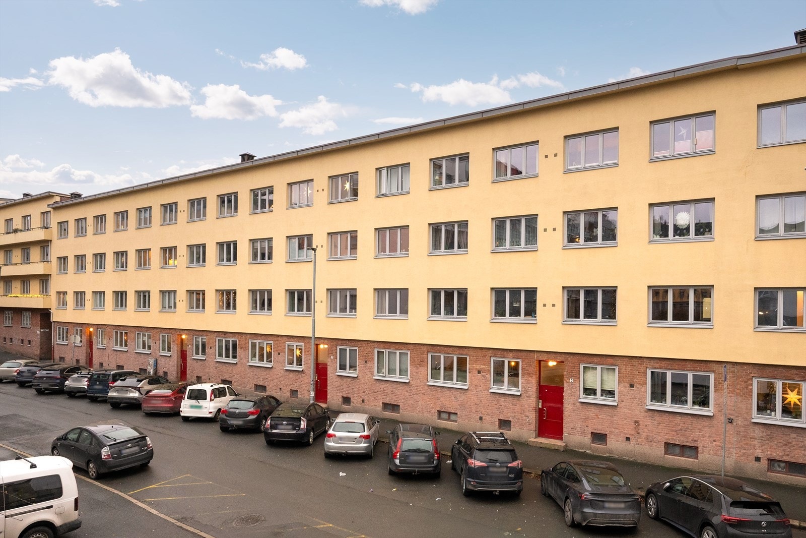 Leiligheten ligger i en klassisk bygård i en gate med lite gjennomgangstrafikk. Galleribilde