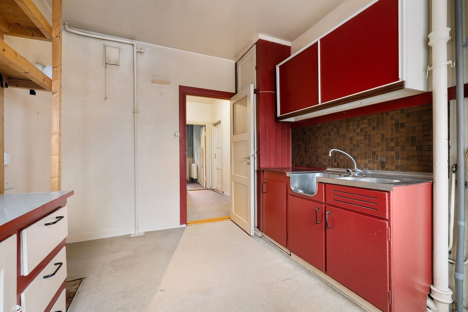 Kjøkkenet er et separat rom med et utmerket utgangspunkt for modernisering. Galleribilde