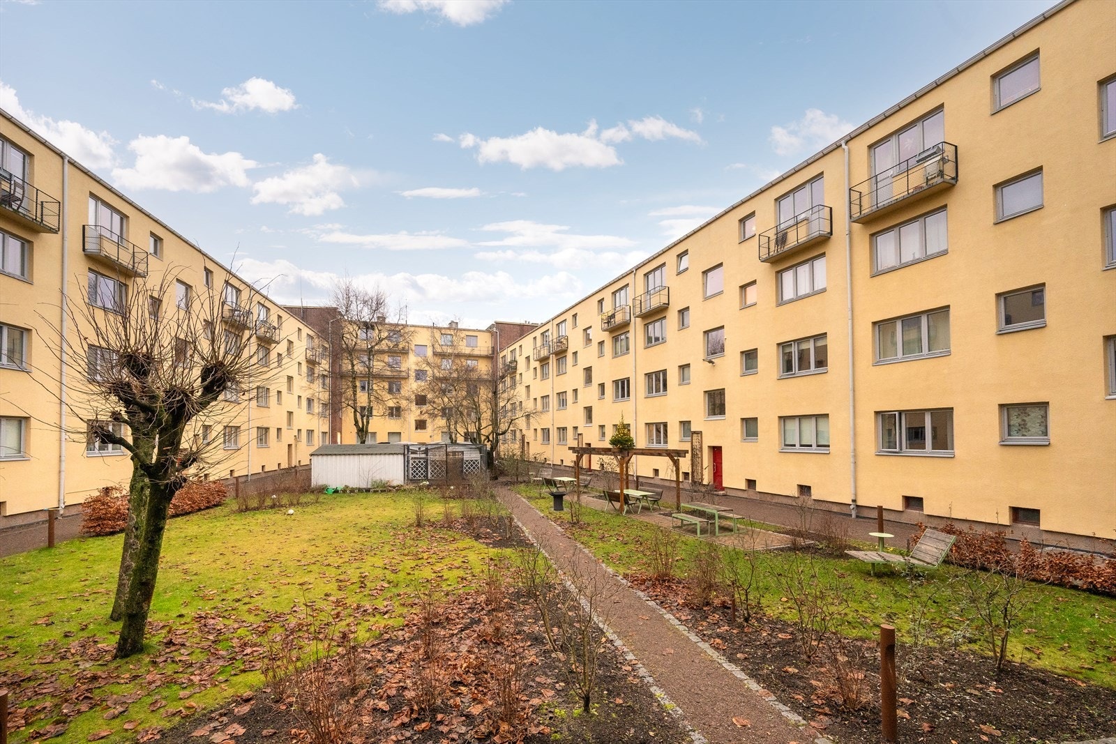 Bygården har en stor, skjermet og pent opparbeidet bakgård for beboerne. Galleribilde