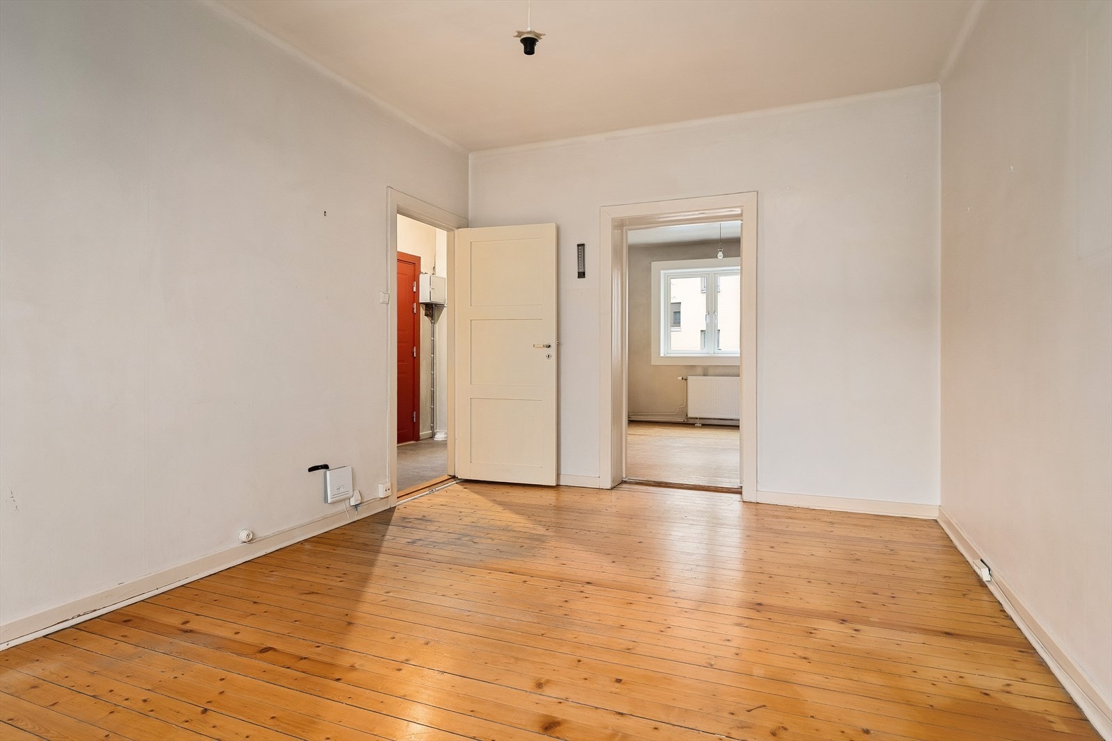 En gjennomgående 2-roms med stort potensiale, perfekt for deg som vil skape ditt eget drømmehjem. Galleribilde