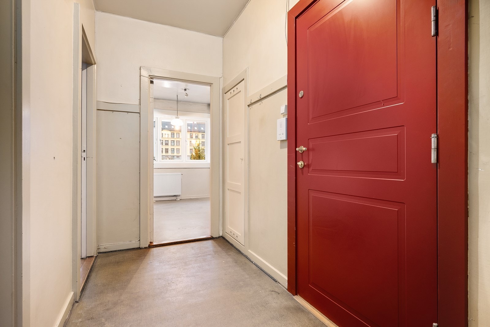 Entréen fungerer som leilighetens sentrale fordelingspunkt med tilgang til alle rom. Galleribilde