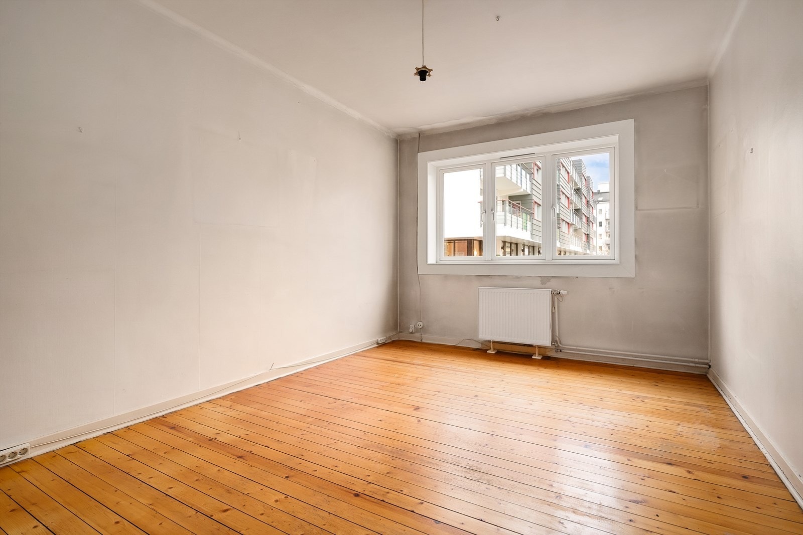 Rommet har en god størrelse med plass til både sofagruppe og en egen spiseplass. Galleribilde