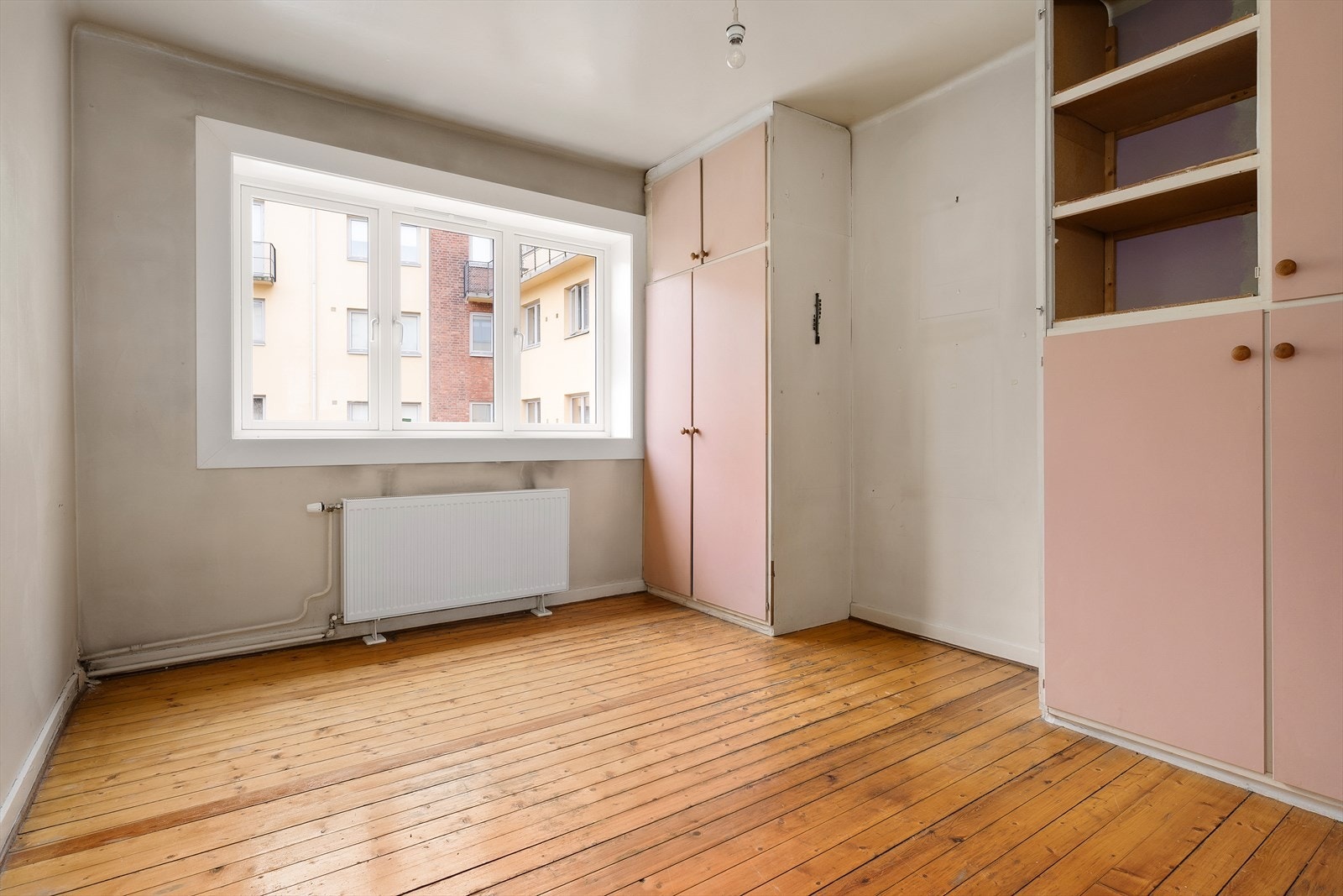 Leiligheten har en klassisk rominndeling med rom i god størrelse, originale tregulv og store vindusflater som slipper inn rikelig med lys fra begge sider. Galleribilde