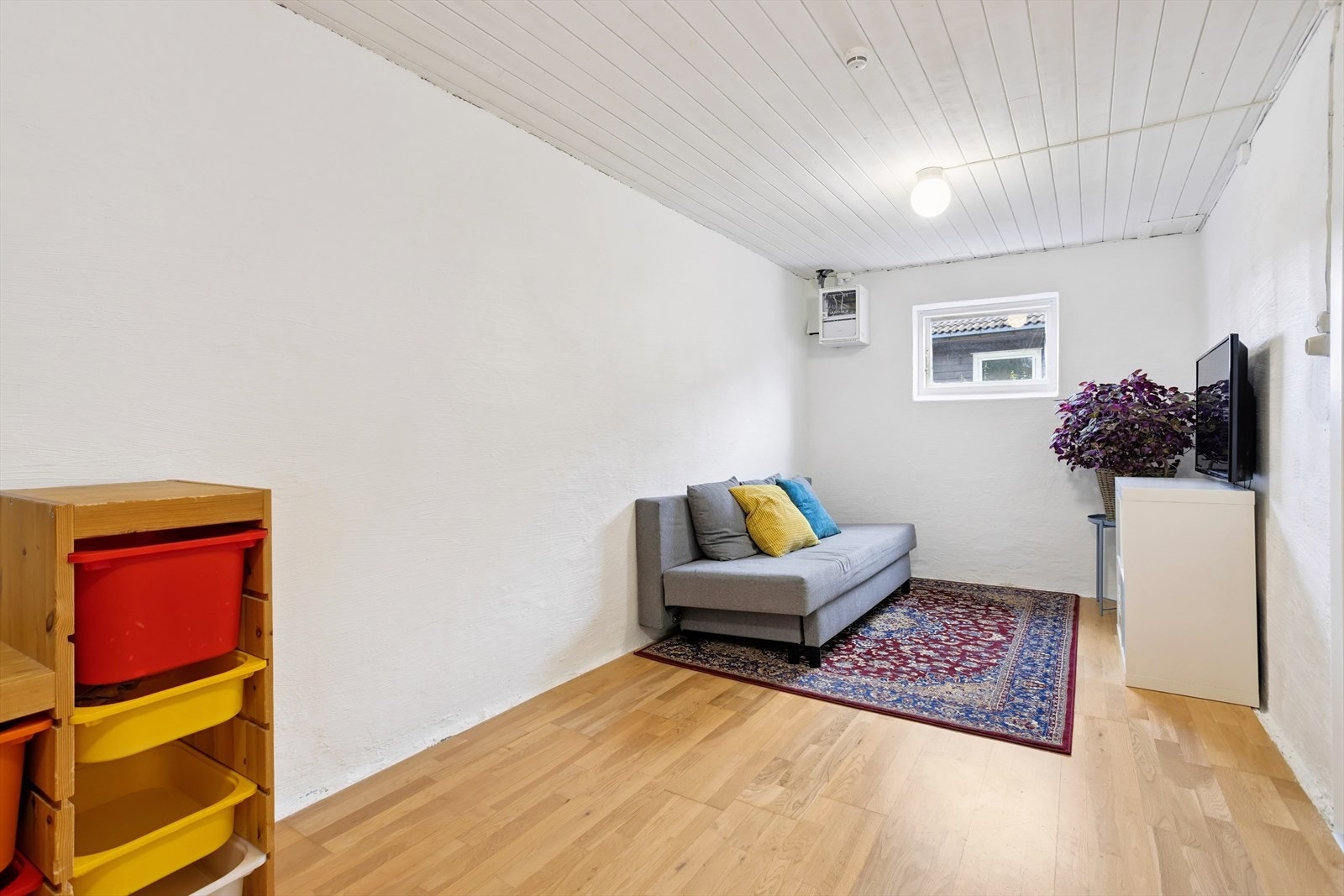 Underetasjen er innredd med kjellerstue, et stort vaskerom og et soverom (ikke byggemeldt) Galleribilde