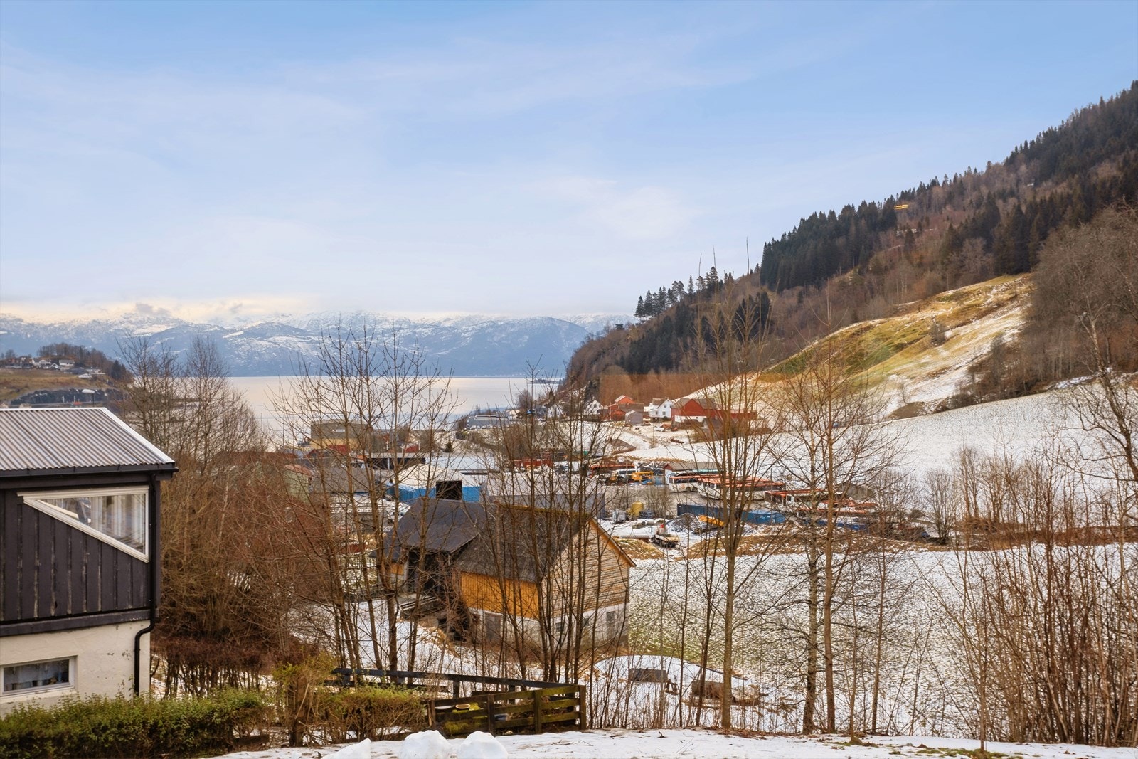 Utsikt mot fjorden Galleribilde