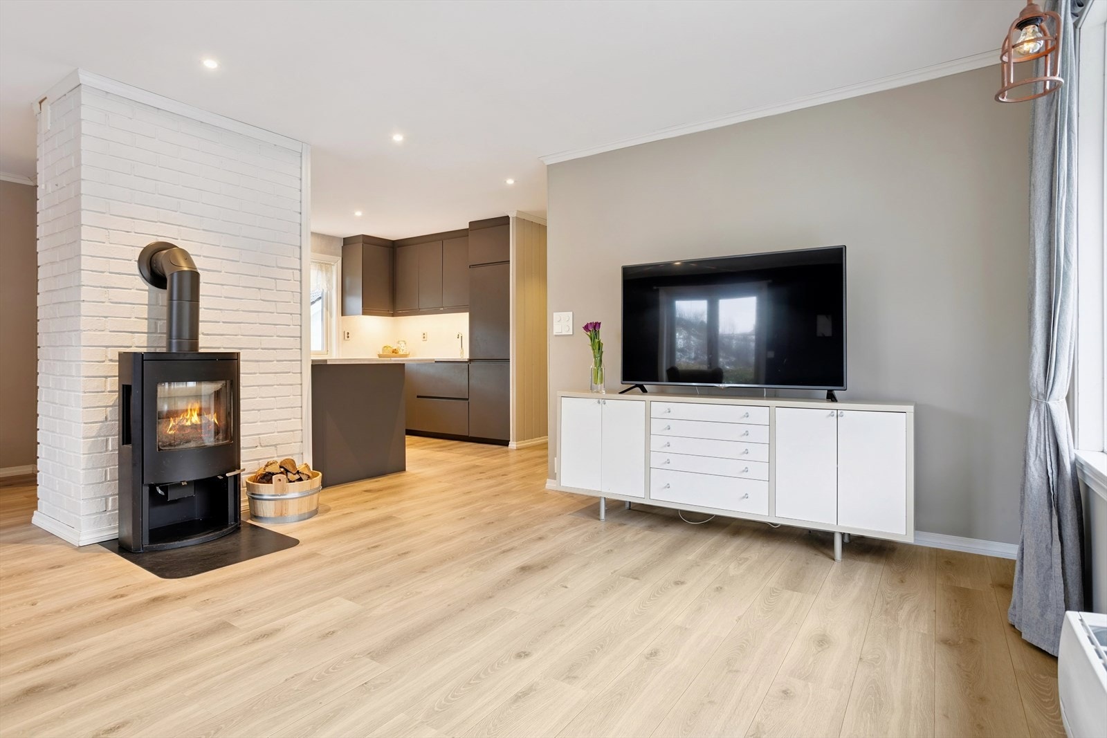 Det er delvis åpen kjøkkenløsning mot stuen Galleribilde