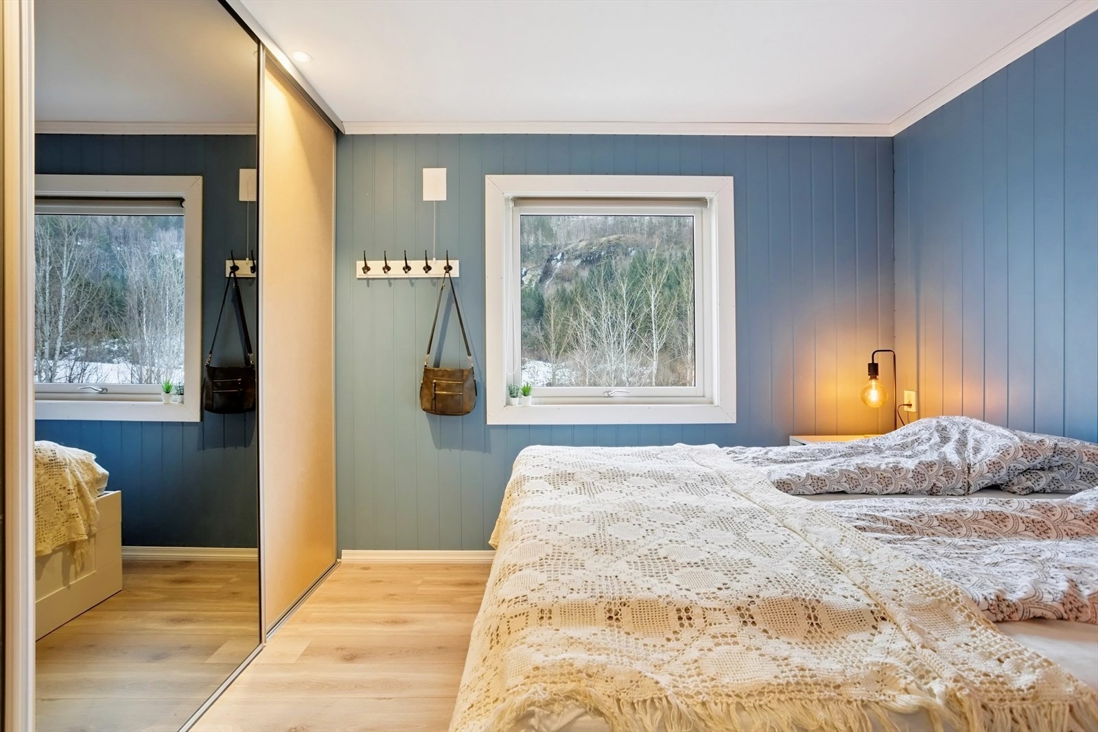 Det er 3 soverom i 1. etasje og et ekstra rom innredd som soverom i underetasjen (angitt som bod på bygningstegning) Galleribilde