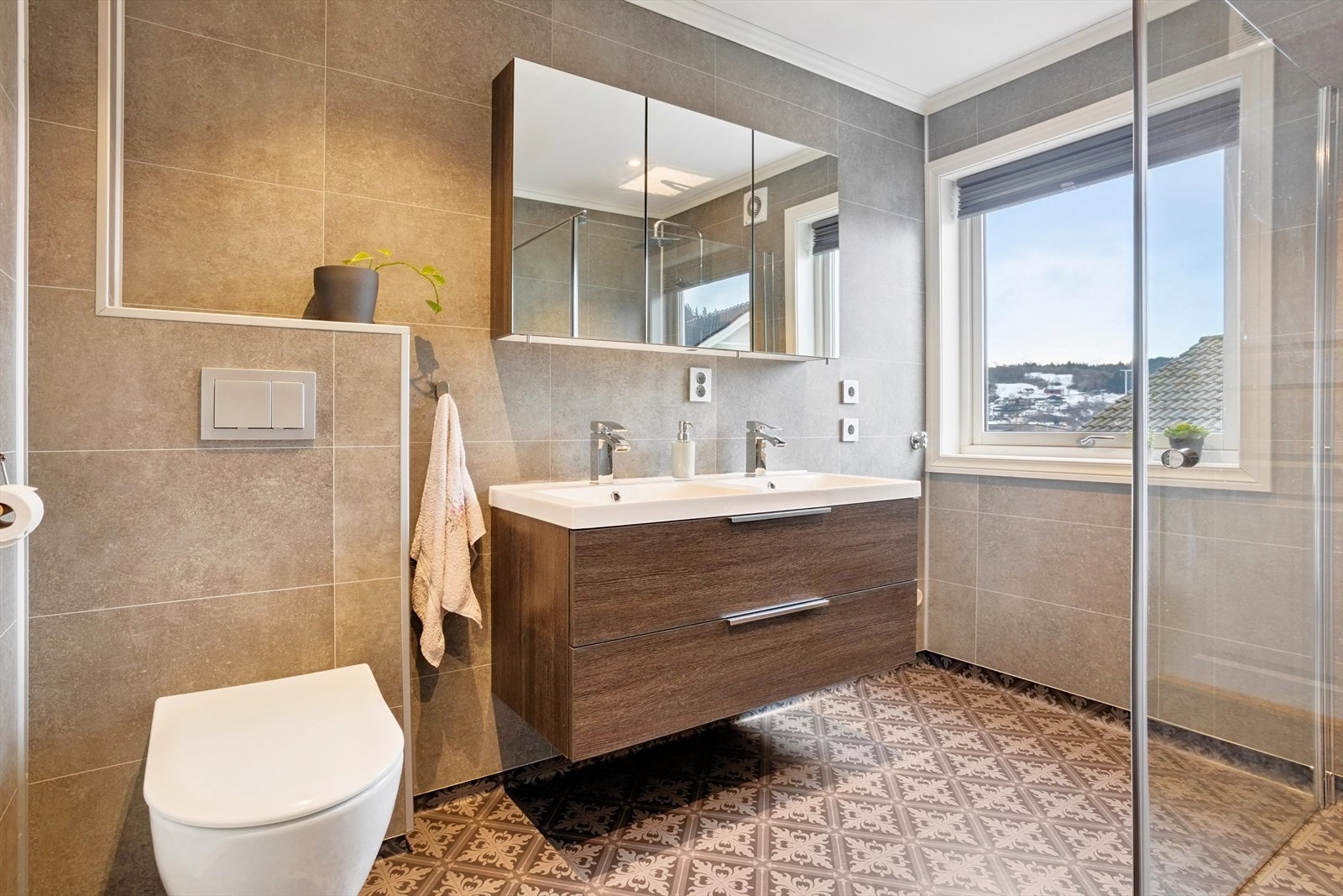 Moderne bad med toalett, dobbel servant, naturlig belysning og dusj - renovert i ca. 2020 Galleribilde