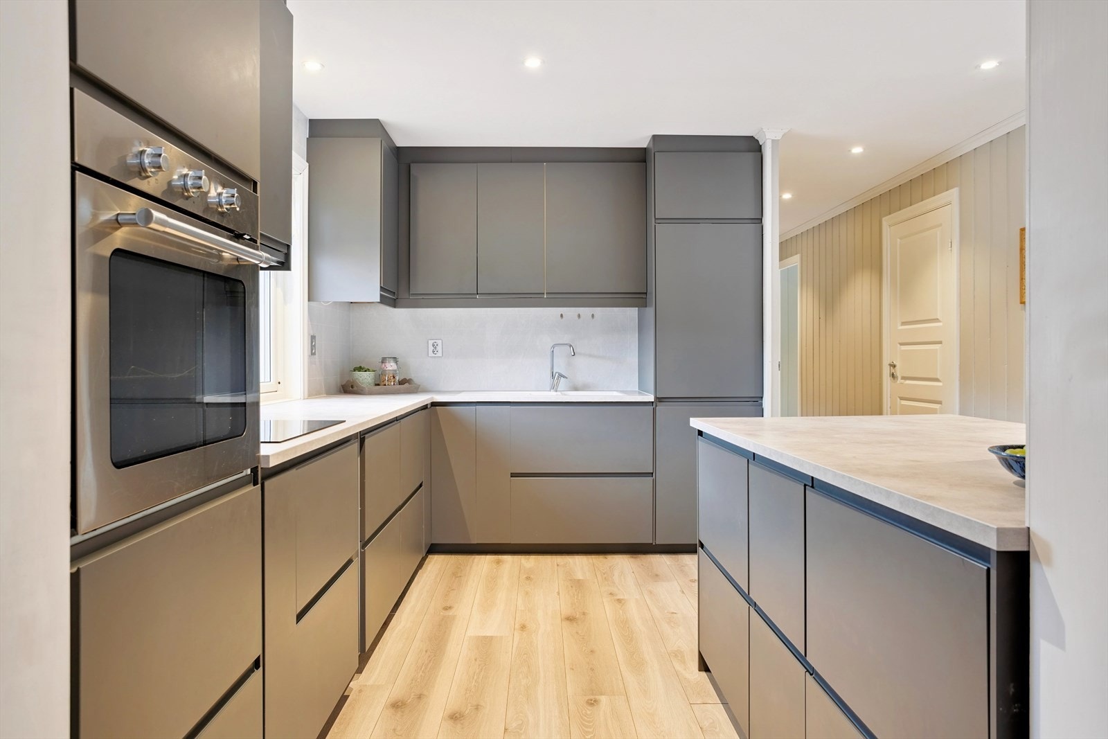 Stilrent kjøkken med integrerte hvitevarer Galleribilde