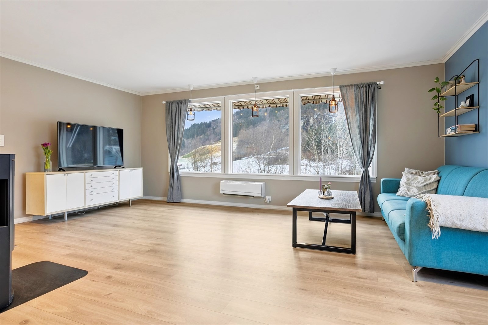 Det er godt med lysinnslipp til stuen som har både varmepumpe og vedovn for kalde vinterdager Galleribilde