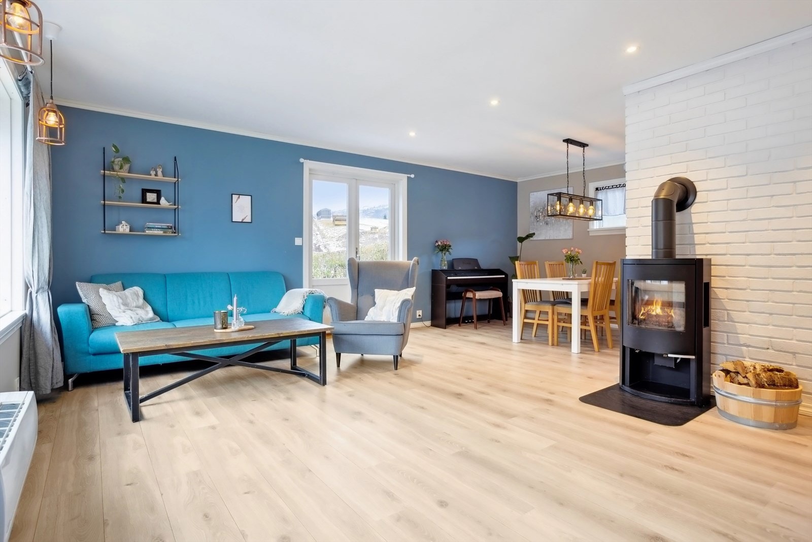 Her er det god plass til flere sittegrupper og spisestue Galleribilde