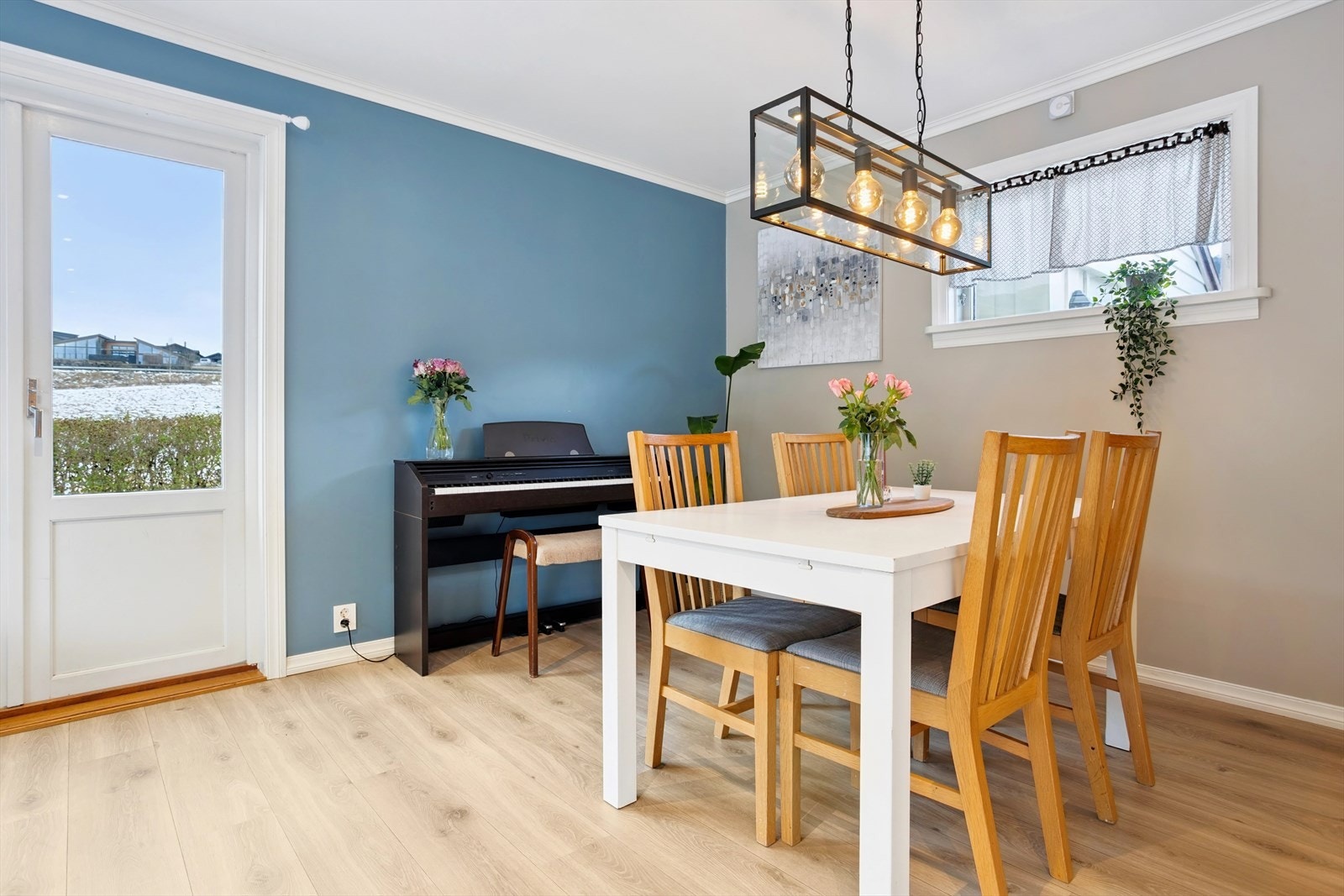 Praktisk spisestue mellom stuen og kjøkkenet Galleribilde