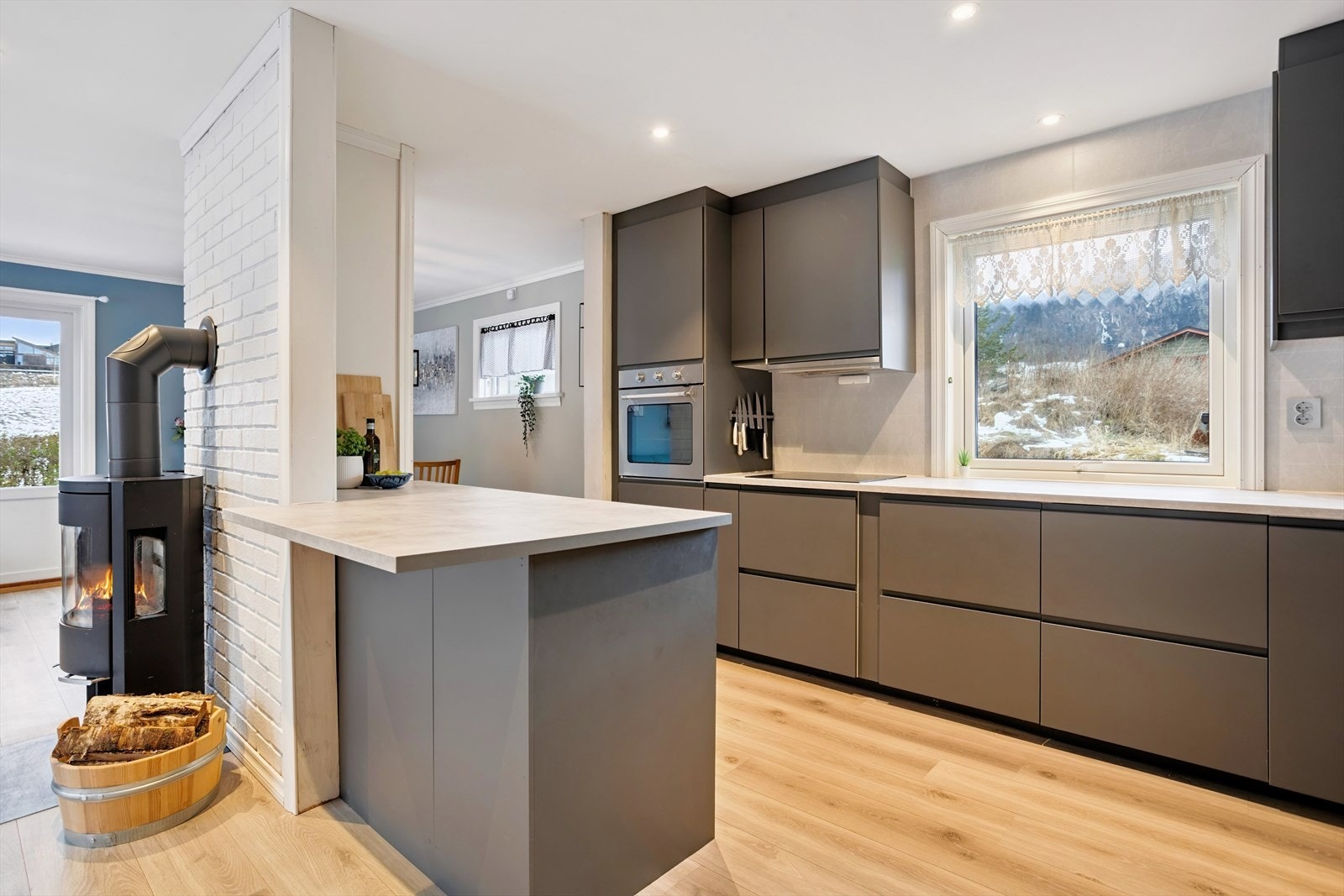 Flott kjøkkenøy som romdeler Galleribilde