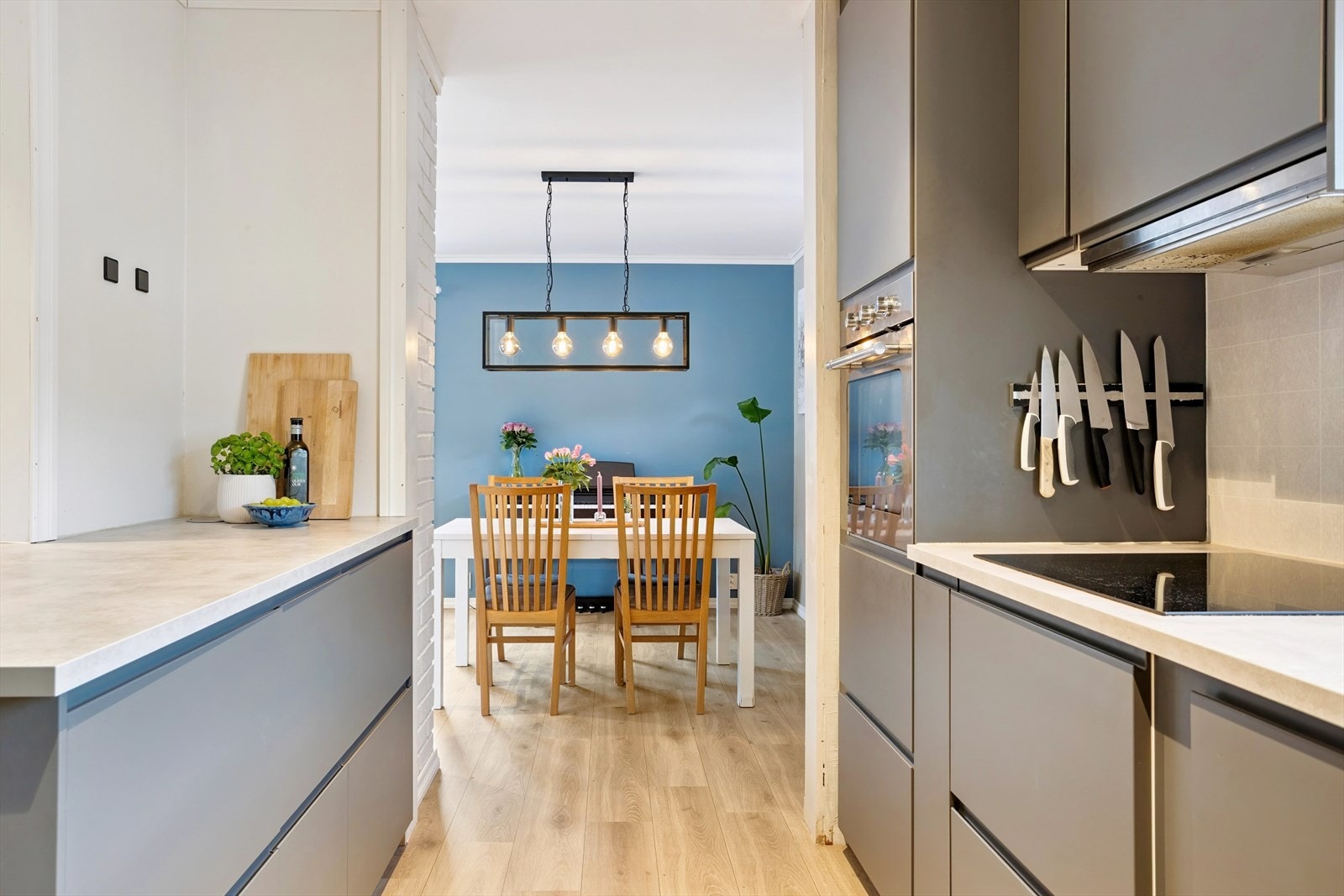 Kort vei fra kjøkken til spisebord, perfekt for sosiale middager eller en travel hverdag Galleribilde