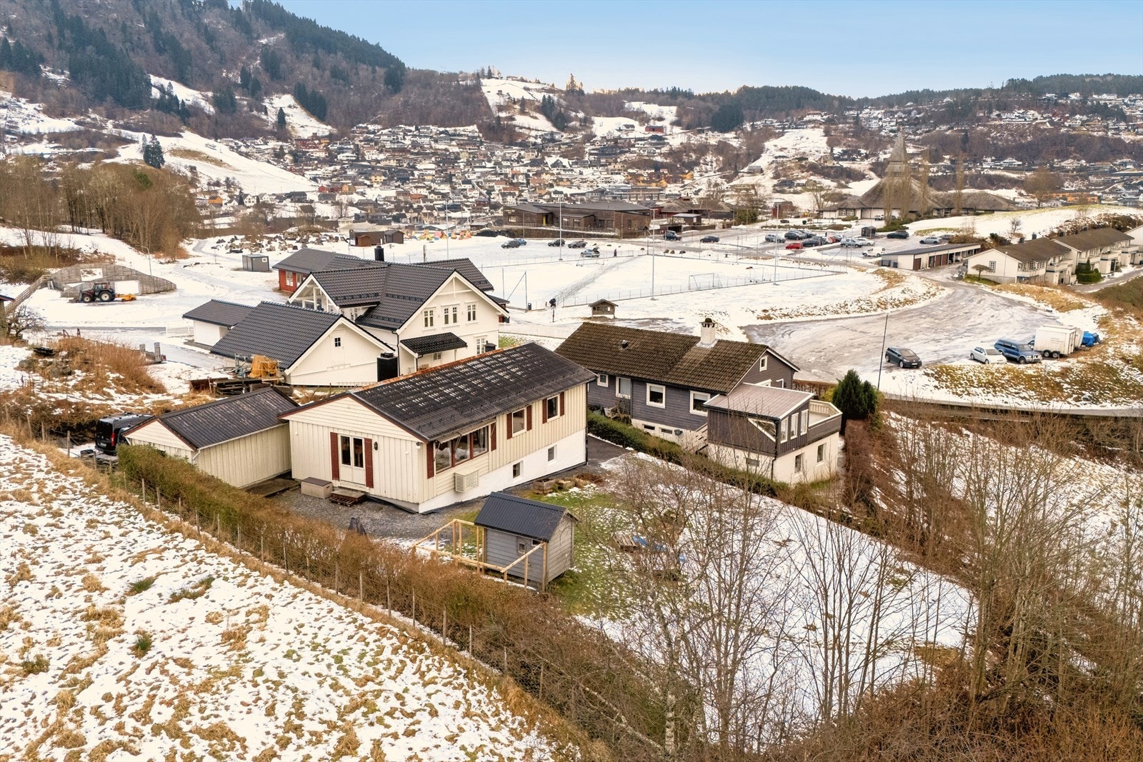Den familievennlige boligen ligger øverst i Haugamyrvegen, med kort gangavstand til sentrum, barnehager, fotballbaner og skole Galleribilde