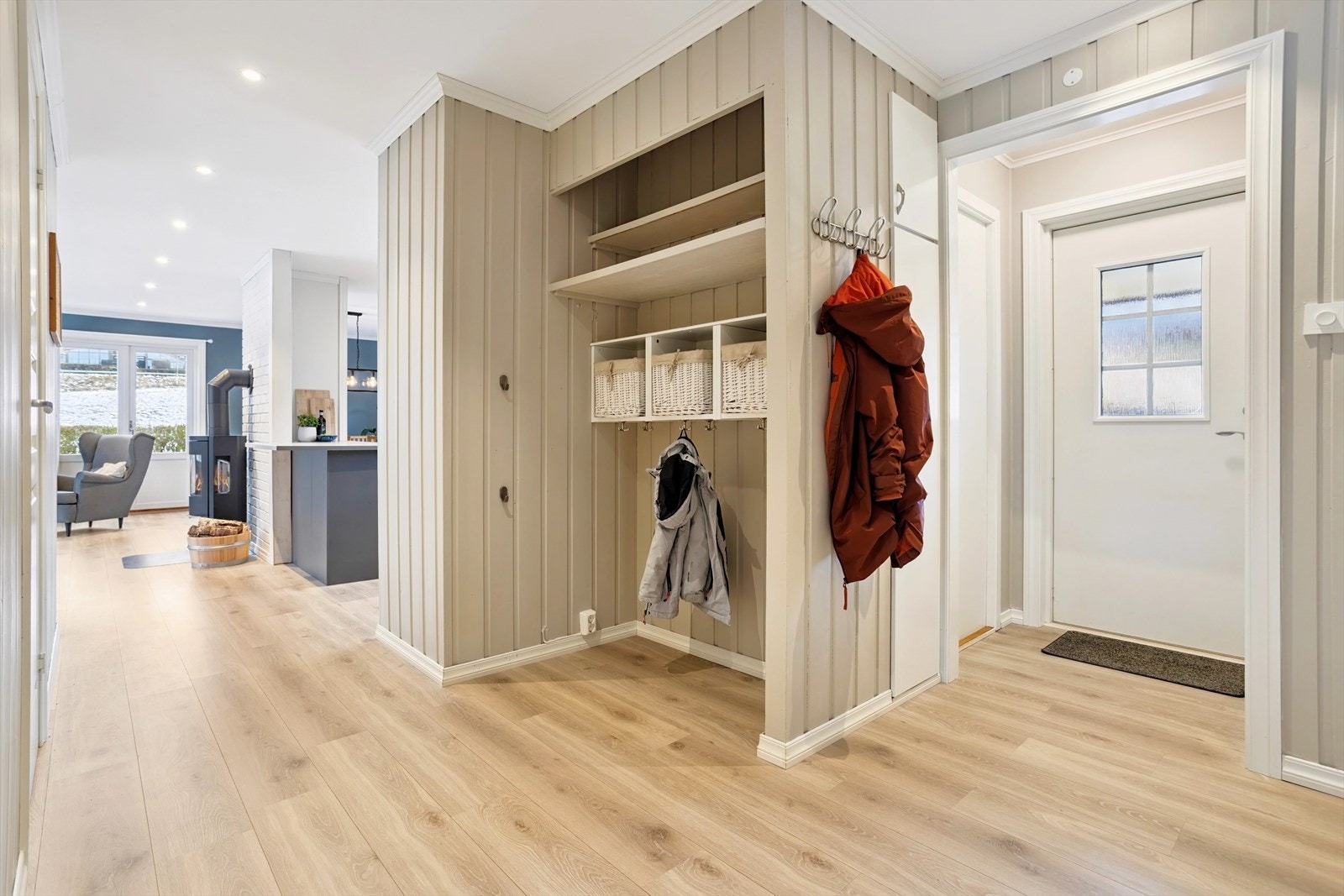 Lys og trivelig entré med god oppbevaringsplass til yttertøy Galleribilde