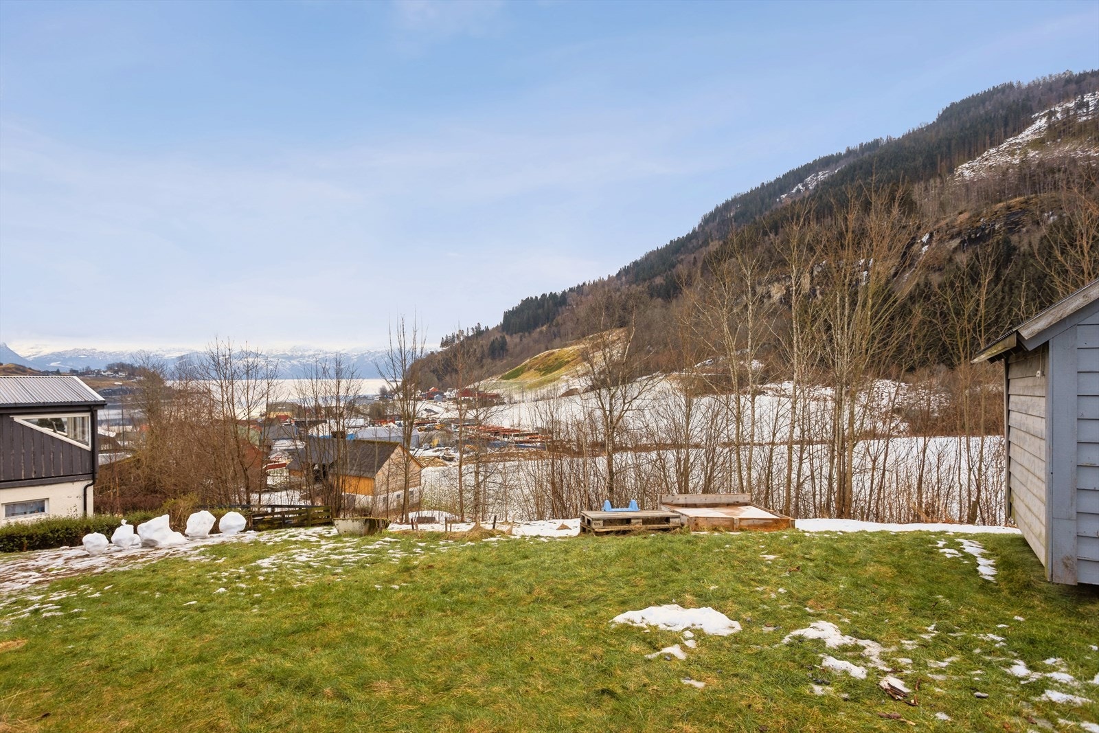 Fra boligen er det kort vei til flotte turområder som for eksempel til Krokavatn Galleribilde