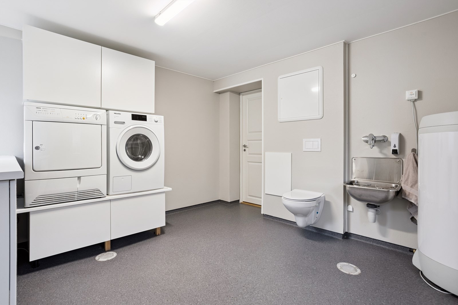 Vaskerommet og alt rørsystem i grunnen ble tatt i 2022 Galleribilde