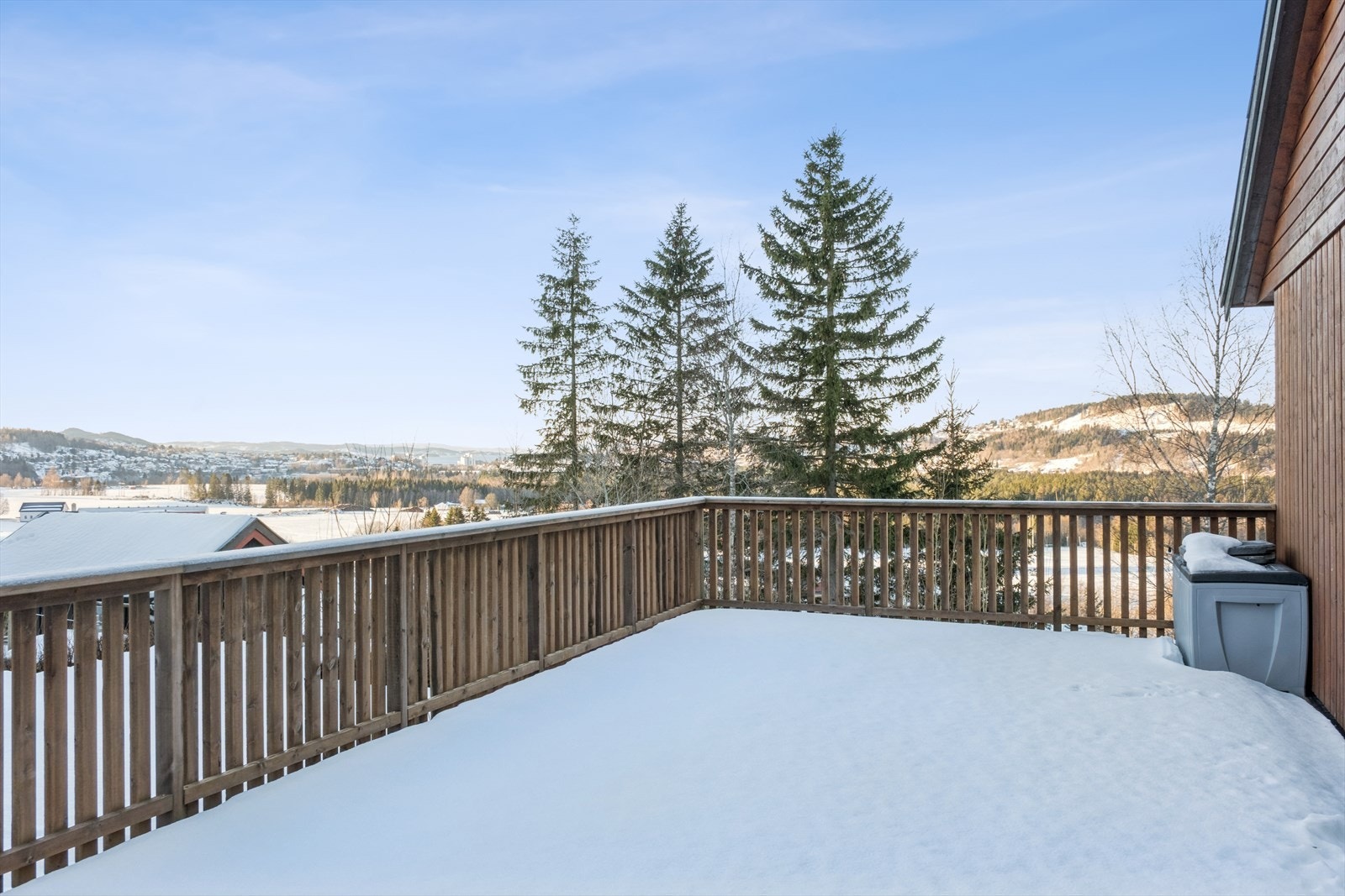 Terrasse med adkomst fra bakkeplan og stue. Galleribilde
