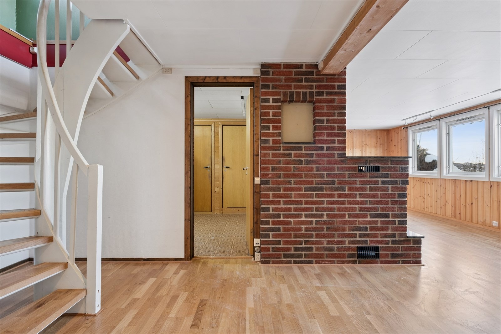 Gang i sokkel mot kjellerstue. Galleribilde