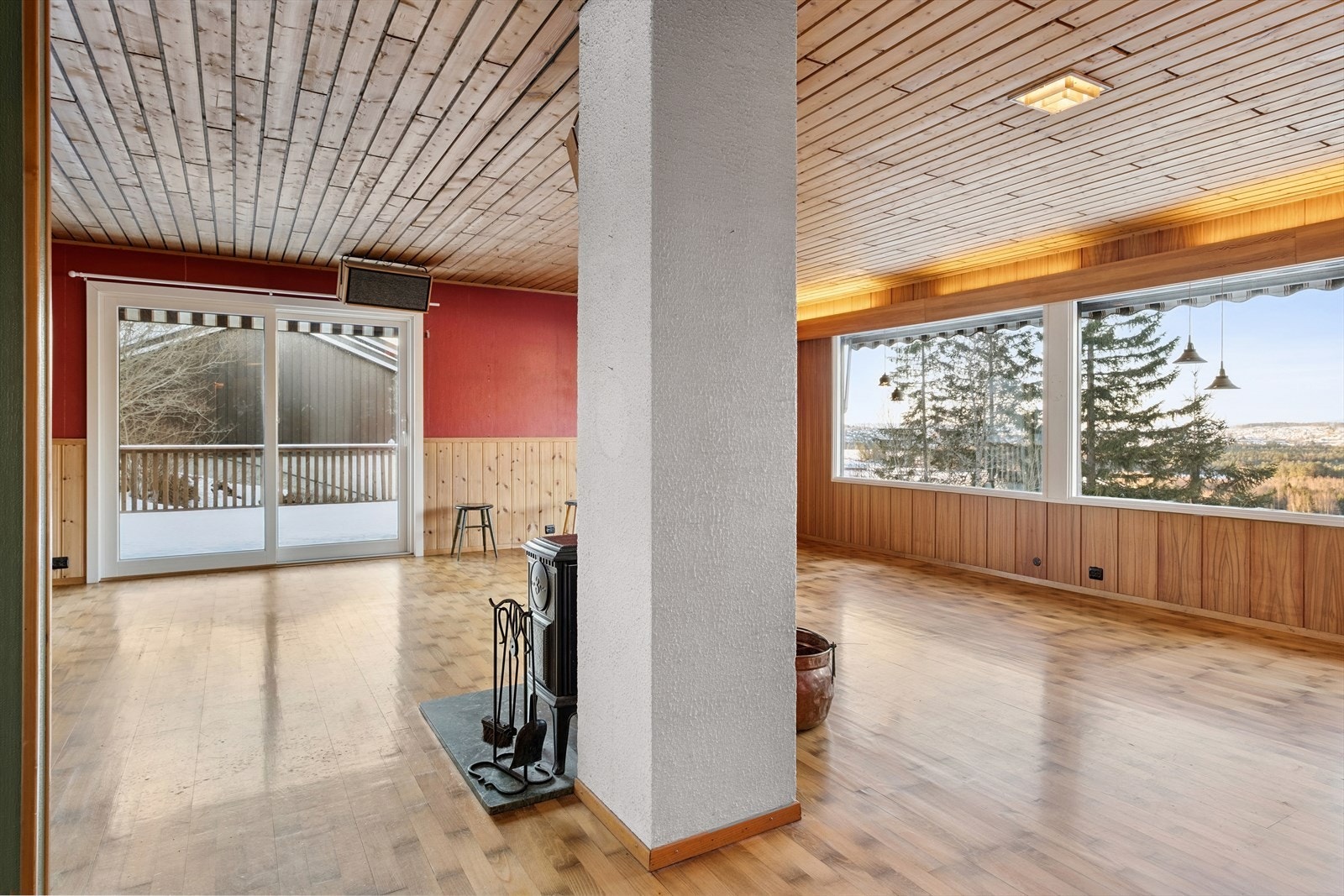 Stue sett fra gang. Utgang til veranda. Godt lysinnslipp. Galleribilde