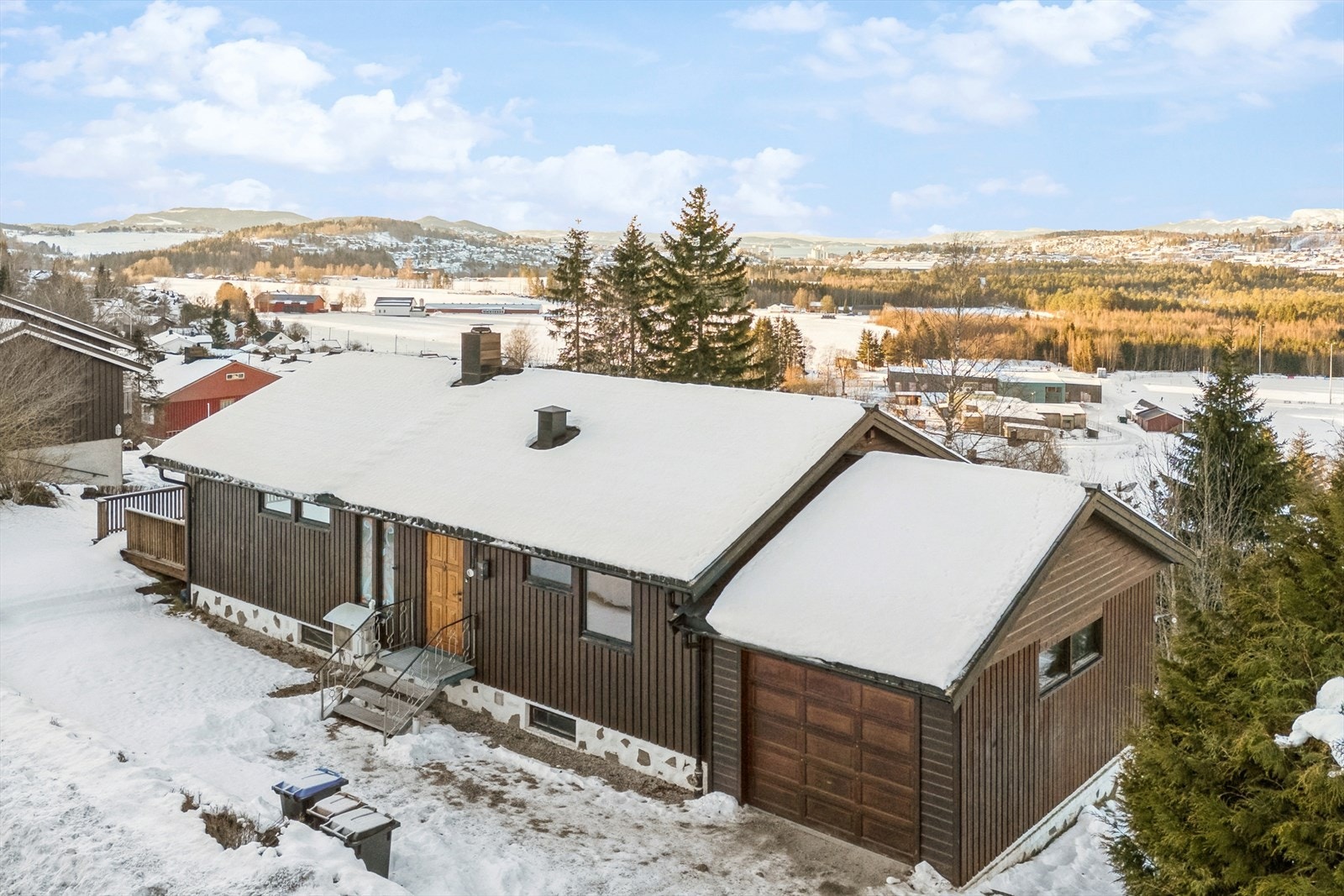 Høy beliggenhet, noe som gir god utsikt og senere kveldssol. Galleribilde