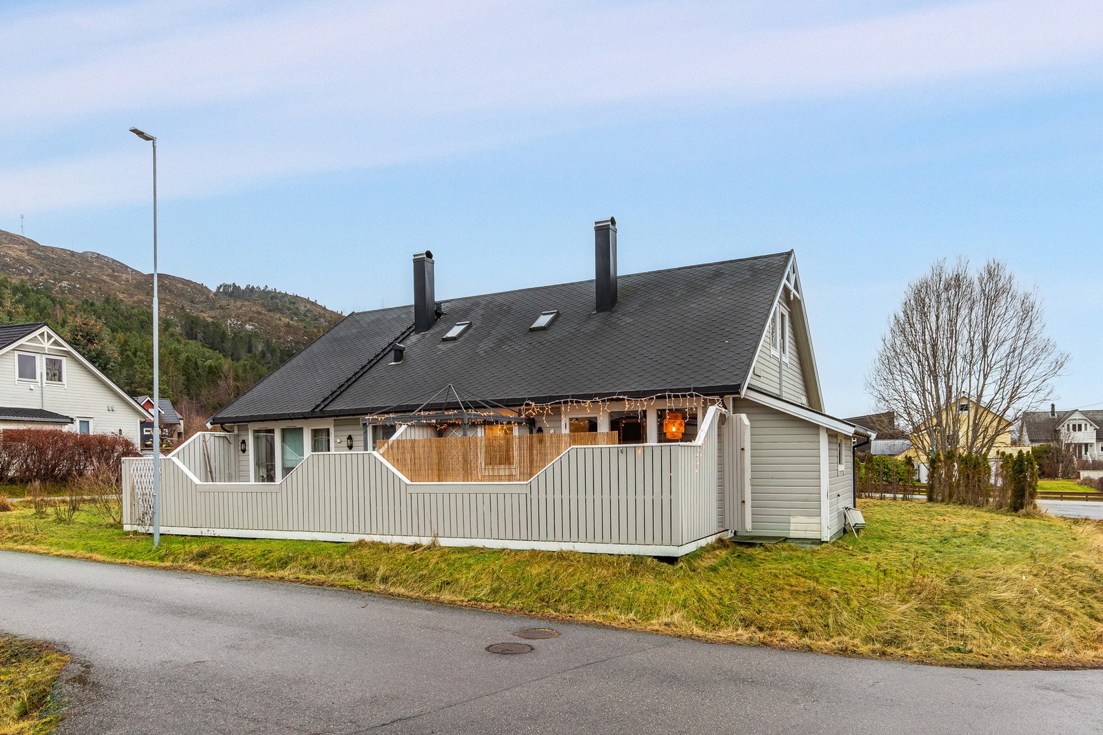 Velkommen til Øvre Skarteigane 1! En fFlott halvpart av vertikaldelt tomannsbolig på Skaret på Valderøya. Galleribilde