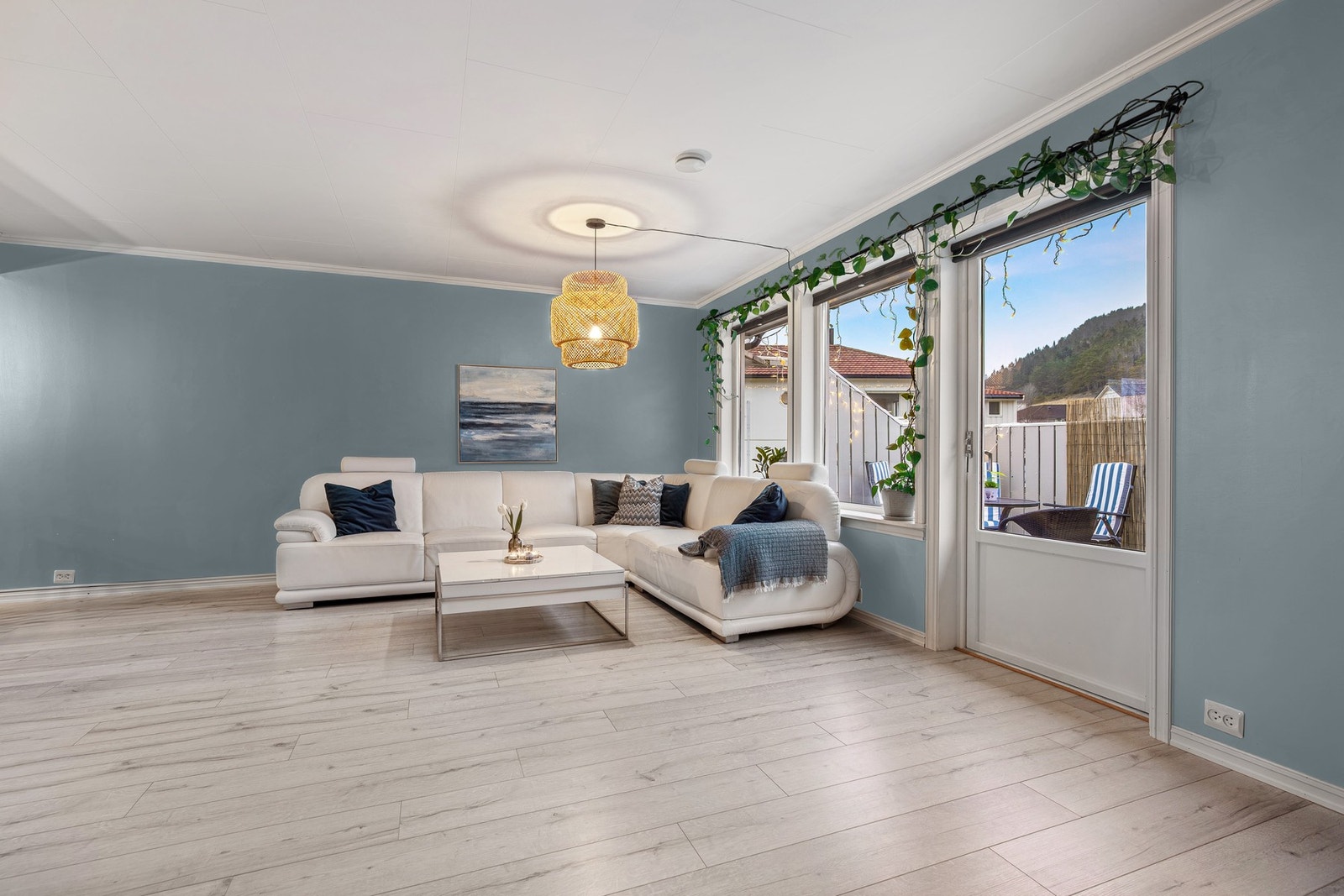 Dagens eier vurderer å male veggene på stue/kjøkken i ny farge til overtakelse. Se ''før'' og ''etter'' bilder i annonsen. Galleribilde