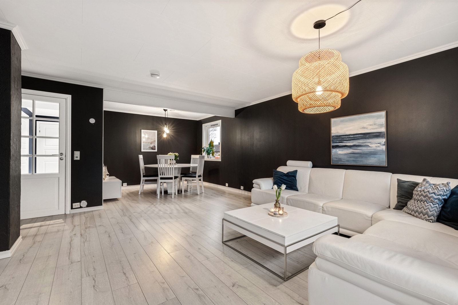 Stuen har naturlige soner som gjør innredningen lett. Galleribilde