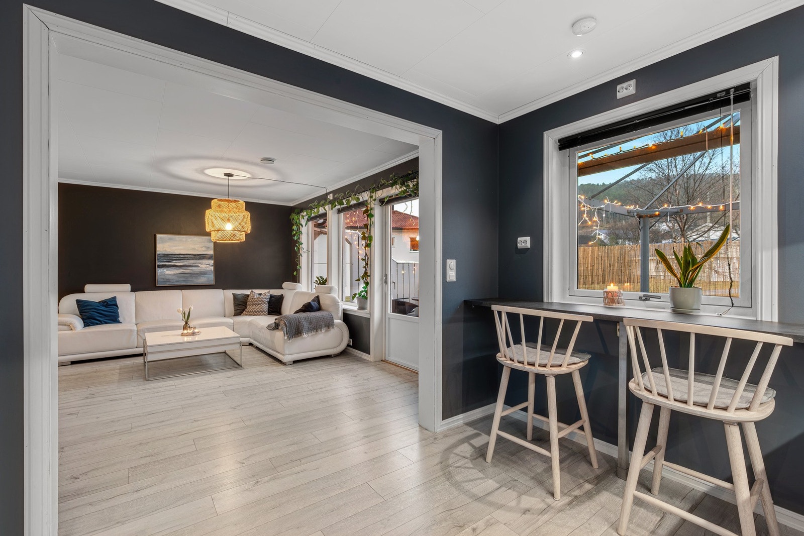 Stuen er i en delvis, åpen løsning mot kjøkkenet. Galleribilde