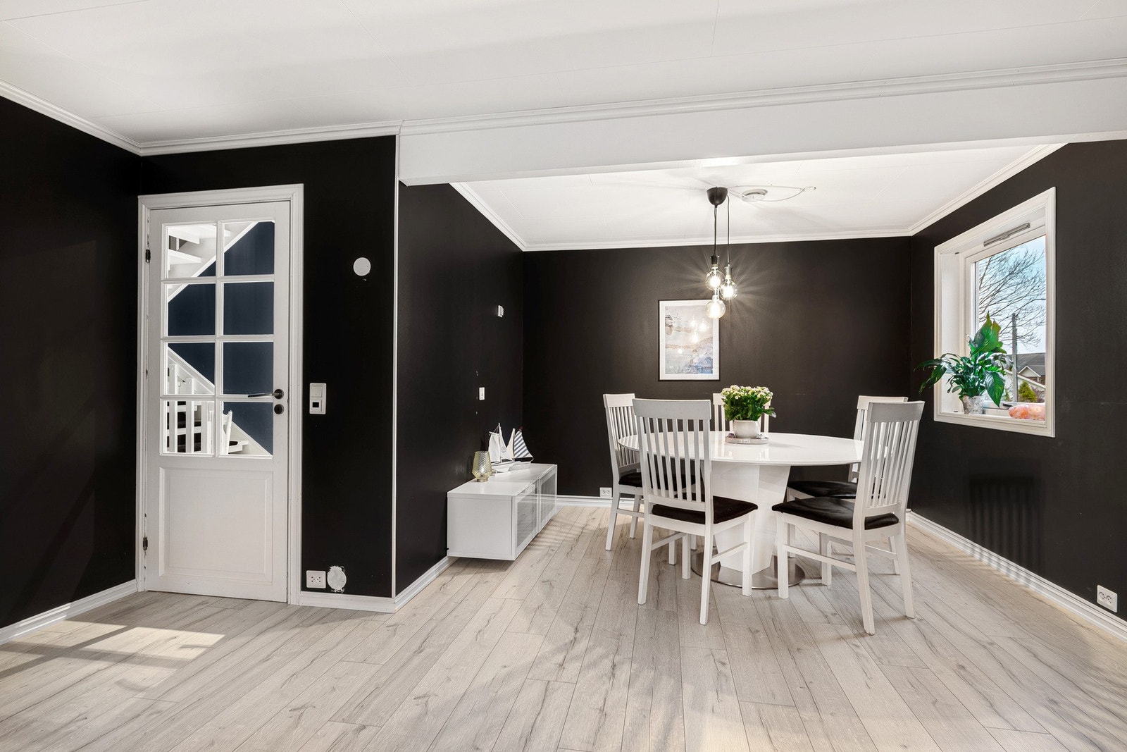 Spisestue med plass til romslig spisegruppe. Galleribilde