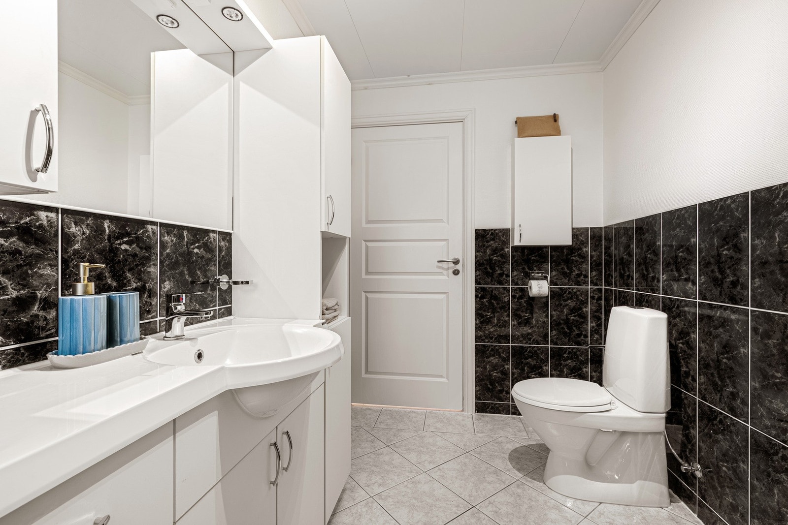 Godt med oppbevaringsplass i baderomsinnredingen. Galleribilde