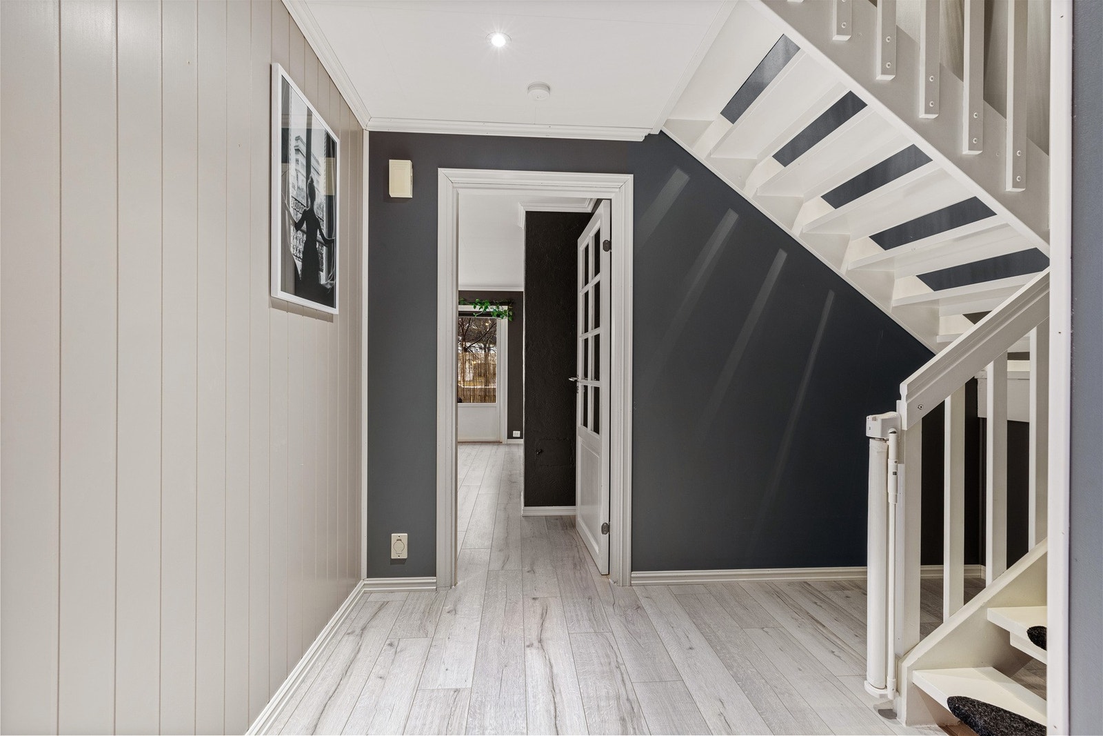 Boligen har en praktisk planløsning over to plan. Galleribilde