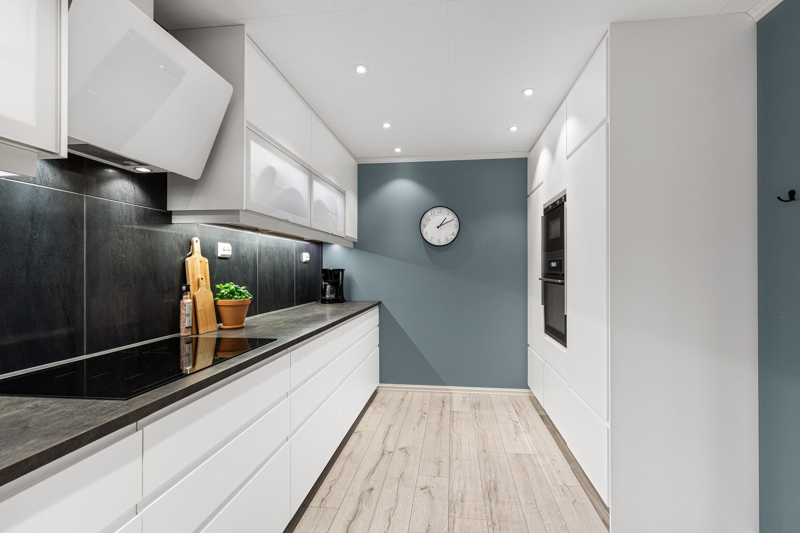 Her har du godt med både skap- og benkeplass. Galleribilde