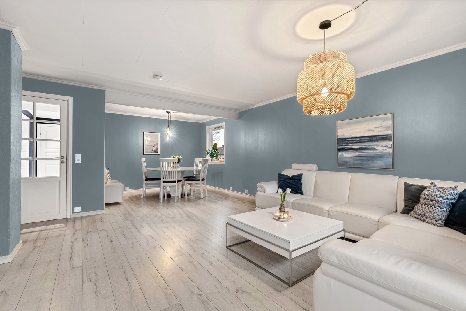 Laminat på gulv og malte plater på vegg. Galleribilde