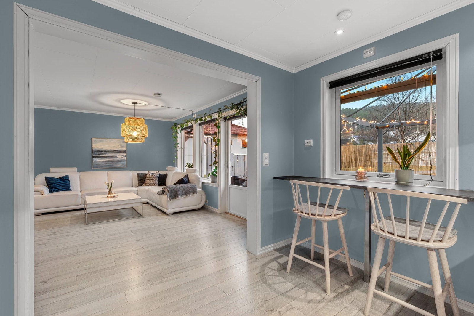 Store vindusflater er gjennomgående i boligen. Galleribilde