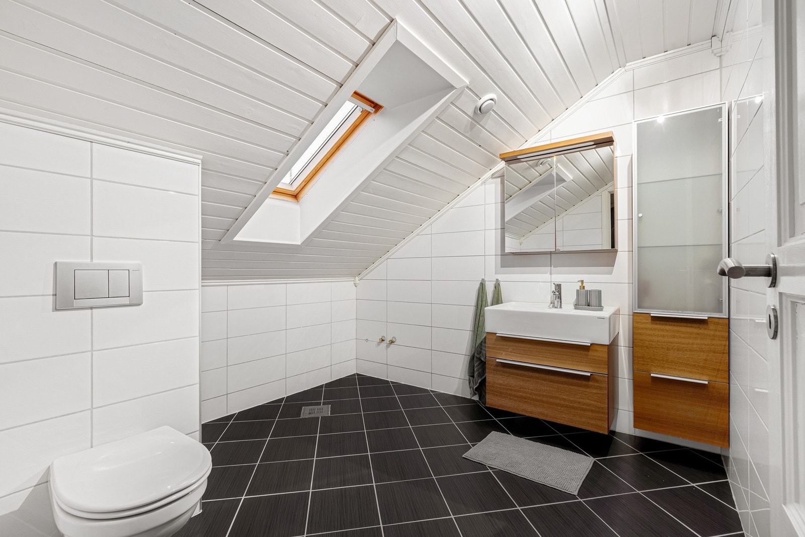 Bad på loft med elektriske varmekabler. Galleribilde