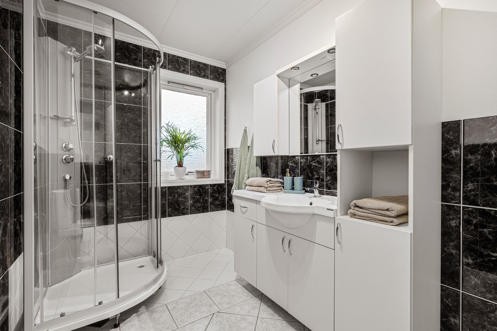 Flislagt baderom med elektriske varmekabler. Galleribilde