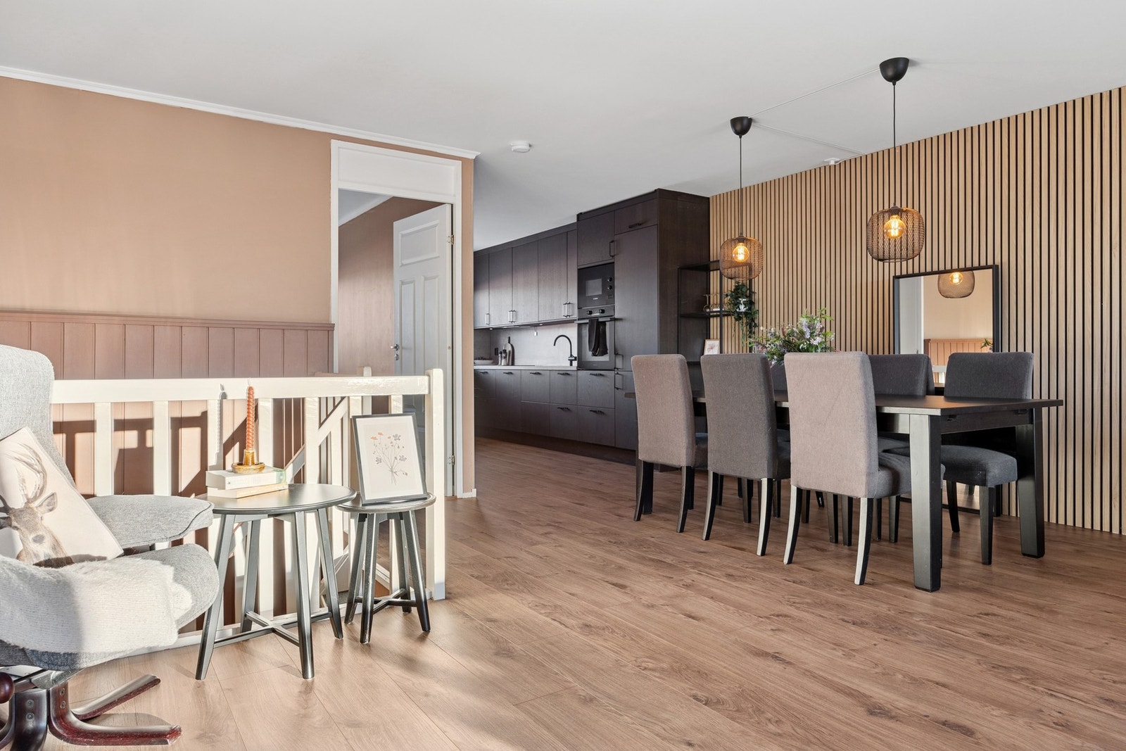 Stuen har god plass til både avslapning og sosiale sammenkomster, og er perfekt tilpasset både hverdagsliv og gjester. Galleribilde