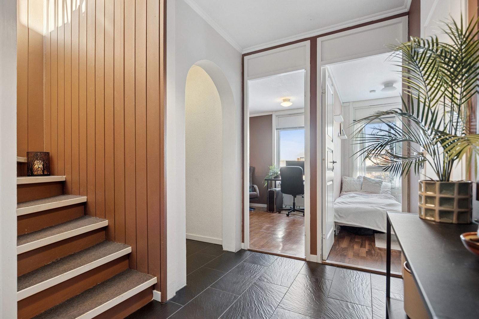 I 2. etasje finner du entré, to soverom, et delikat bad og et separat toalettrom. Galleribilde