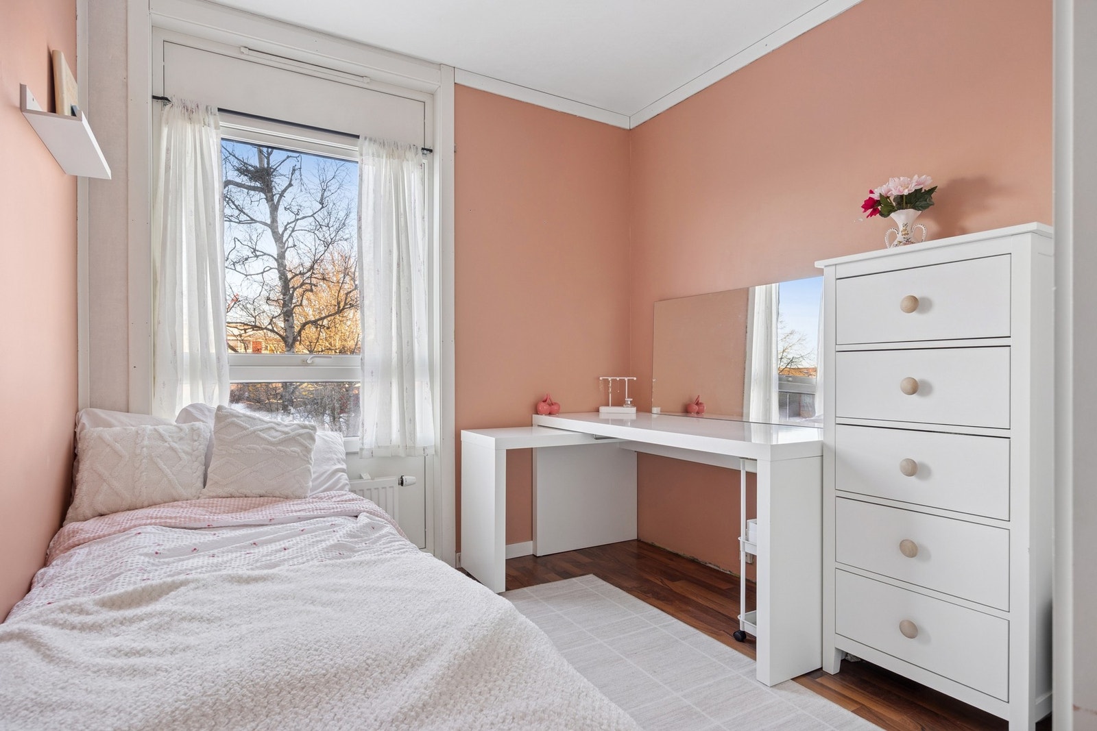 Romslig og lyst soverom med rolig atmosfære og gode møbleringsmuligheter. Galleribilde