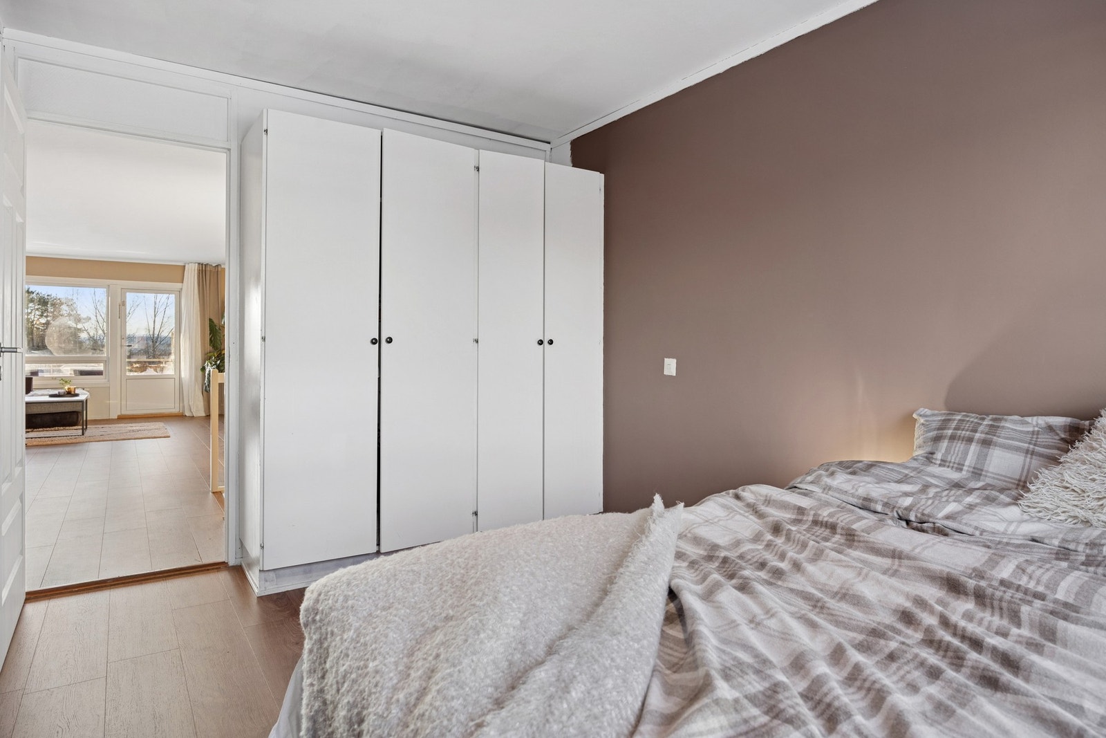 Rommet har god størrelse med plass til dobbeltseng, nattbord og garderobeløsning. Den praktiske planløsningen gjør det enkelt å møblere etter behov, enten man ønsker et klassisk soverom eller en kombinasjon med hjemmekontor eller garderobe. Galleribilde