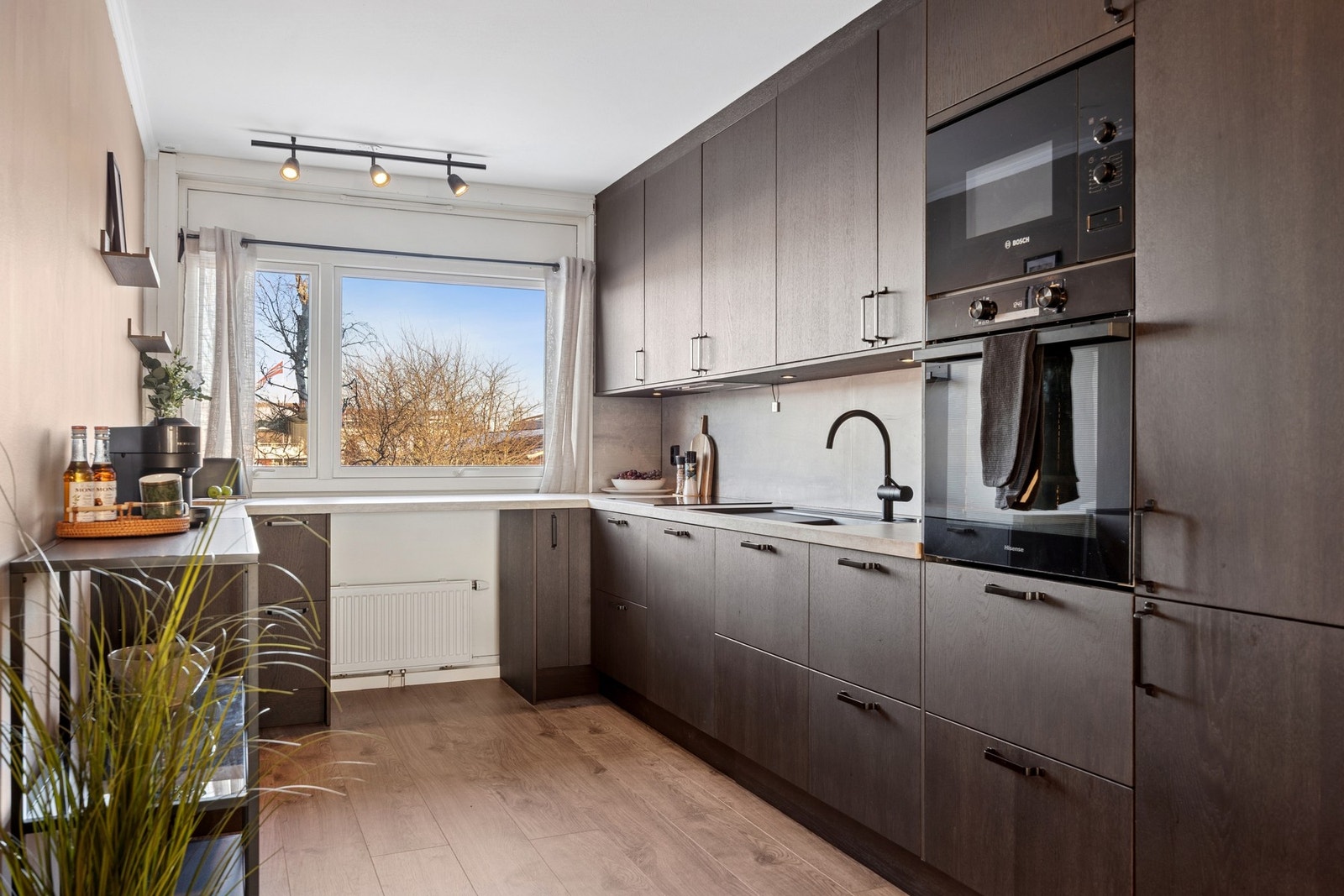 Kjøkkenet ble fornyet i 2025 og er levert av Epoq, med glatte fronter, laminat benkeplate, nedfelt oppvaskkum og god belysning over benk. Galleribilde