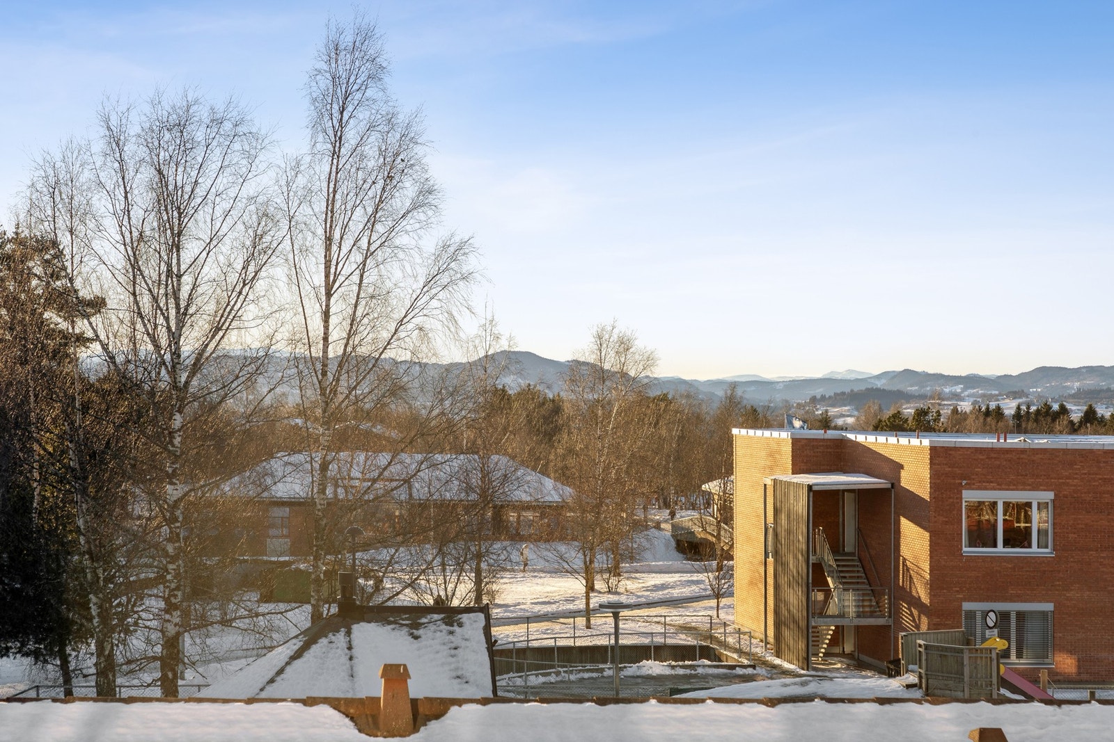 Dette er en attraktiv og oppgradert bolig med god planløsning, moderne løsninger og flott uteplass - perfekt for deg som ønsker en romslig leilighet med særpreg og komfort. Galleribilde