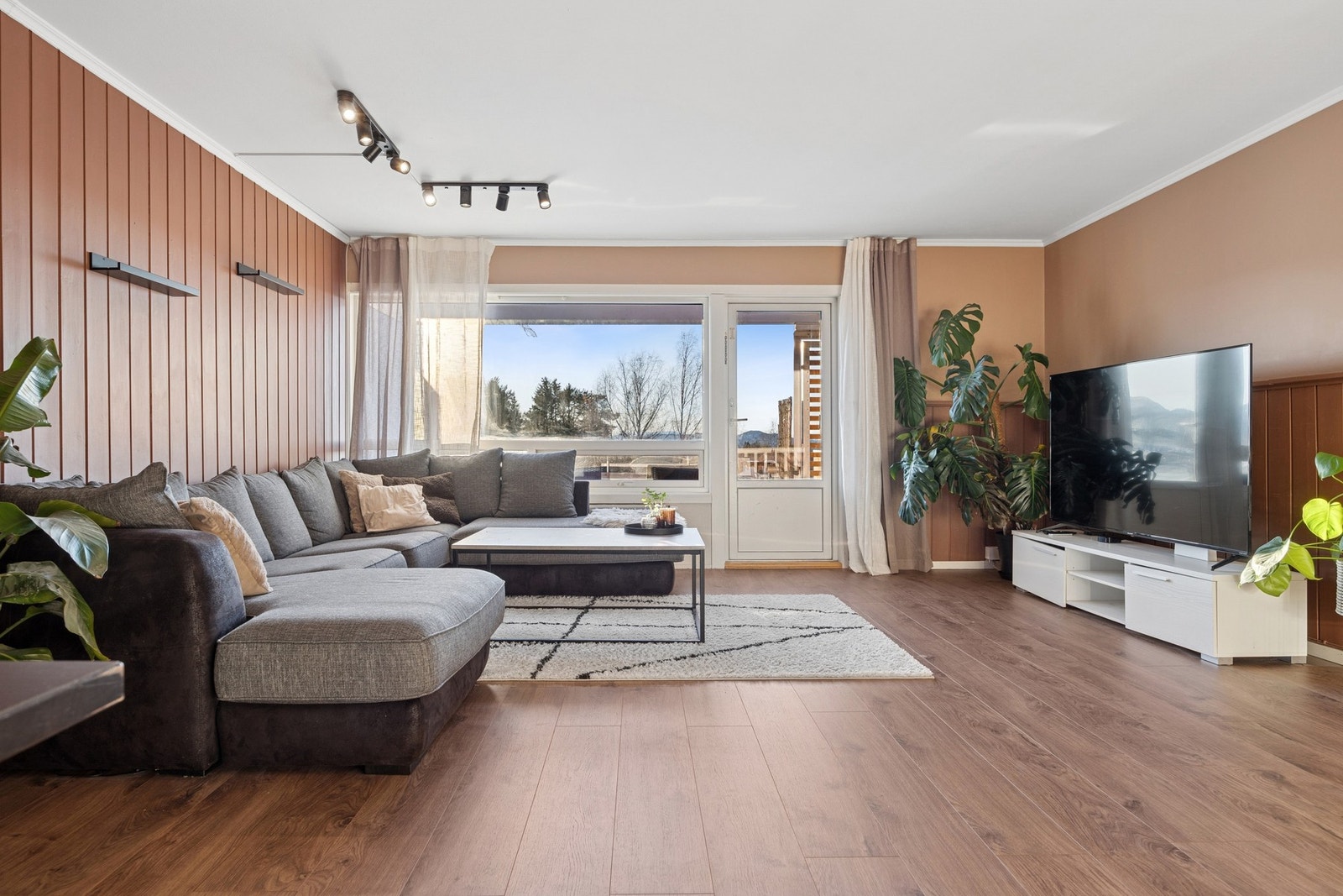 Denne moderne og innbydende leiligheten går over to etasjer og byr på en gjennomtenkt planløsning med gode lysforhold og oppdaterte overflater. Galleribilde