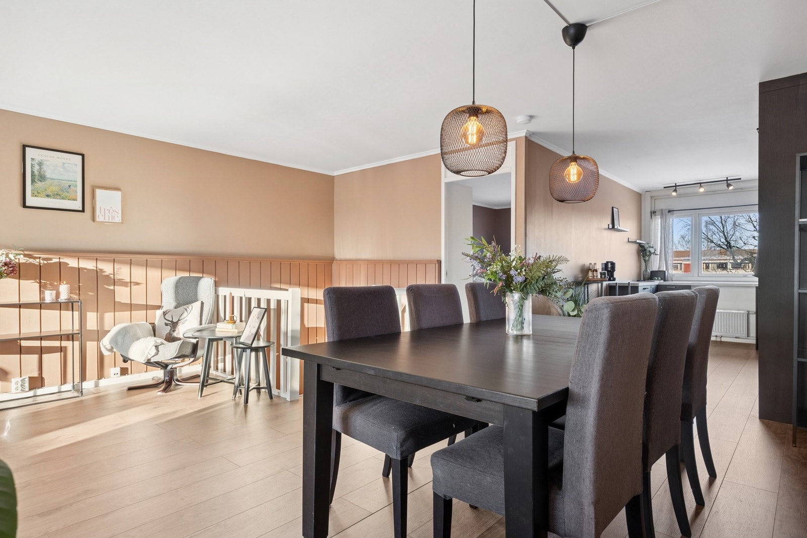 Her er det god takhøyde og en lun, moderne stil som gir rommet et innbydende preg. Galleribilde